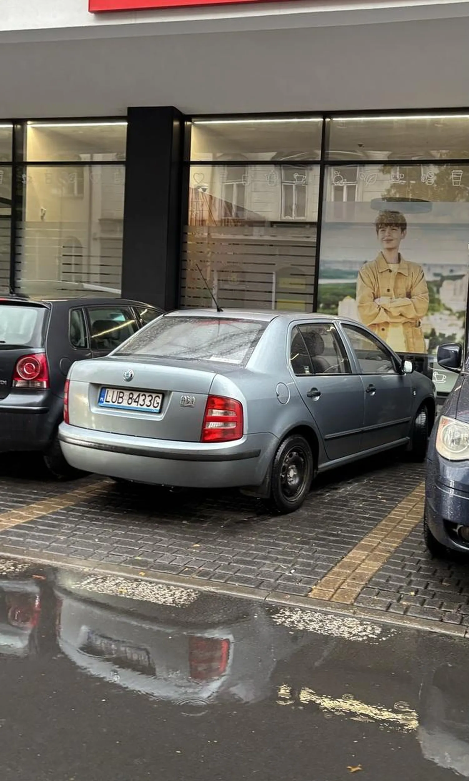 Niedziela, centrum miasta, znalezienie miejsca graniczy z cudem. W końcu ktoś wyjeżdża, włączam kierunkowskaz i zaczynam parkować, gdy nagle pani z prędkością światła wbija się na to miejsce przede mną. A potem z pełną bezczelnością mówi, że nie widziała mojego kierunkowskazu (trąbienia pewnie też nie usłyszała).