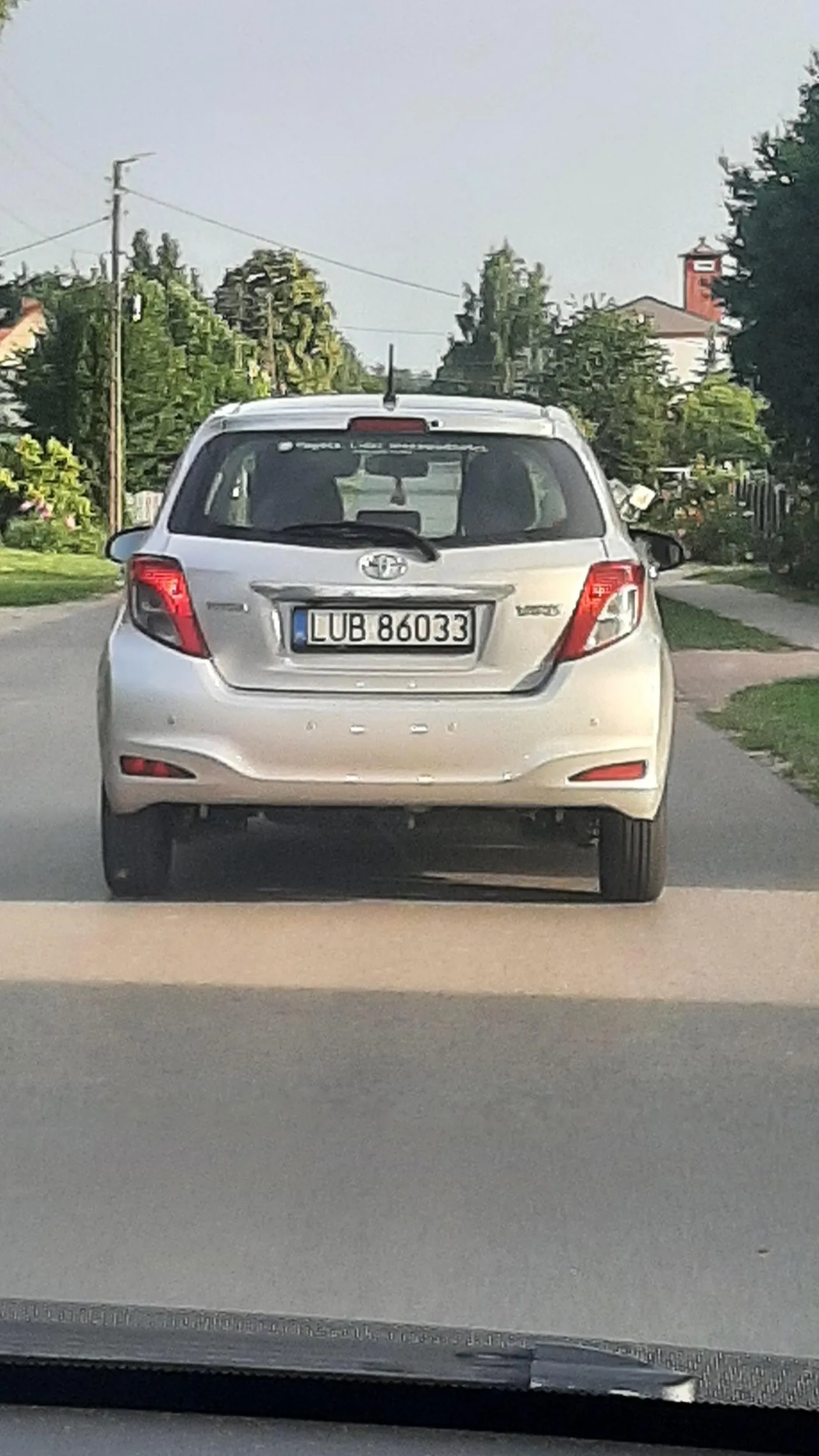 Kierowca prawie potrącił rowerzystę podczas próby wyprzedzenia, masakra proszę uważać jak zobaczycie ta tablice rejestracyjna i zachować szczególną ostrożności, pani chyba wygrała dokumenty na loterii