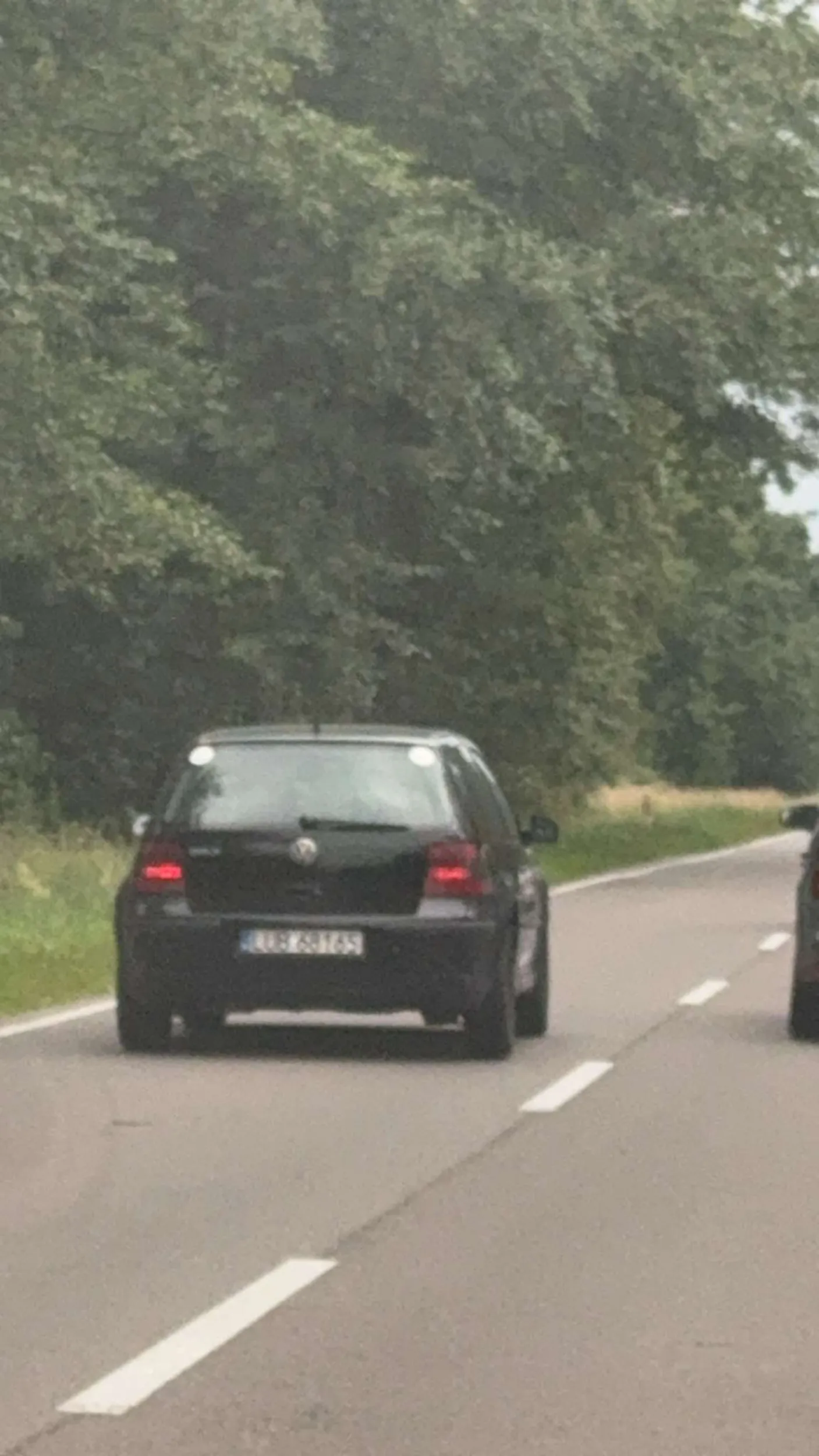 Wyprzedza na trzeciego wciskając się między pojazdy zmuszając do hamowania