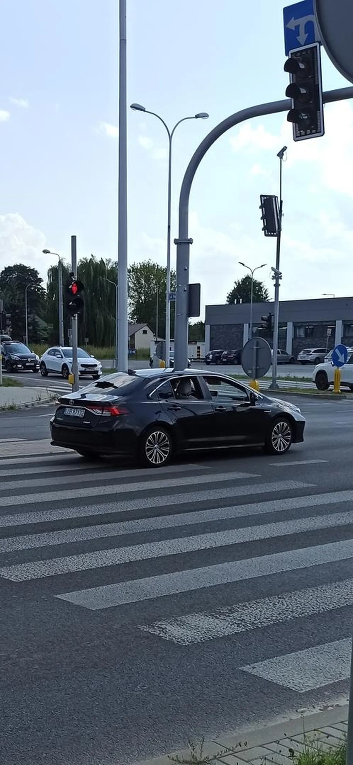 Chamie z Toyoty jak dojeżdżasz do skrzyżowania z przejściem dla pieszych i ścieżką rowerową wypadało by się rozejrzeć i zwolnić, gdyby nie moja reakcja byś mnie potrącił. Po krótkiej wymianie zdań jednak żałuję że Ci tego lusterka nie urwałem ?