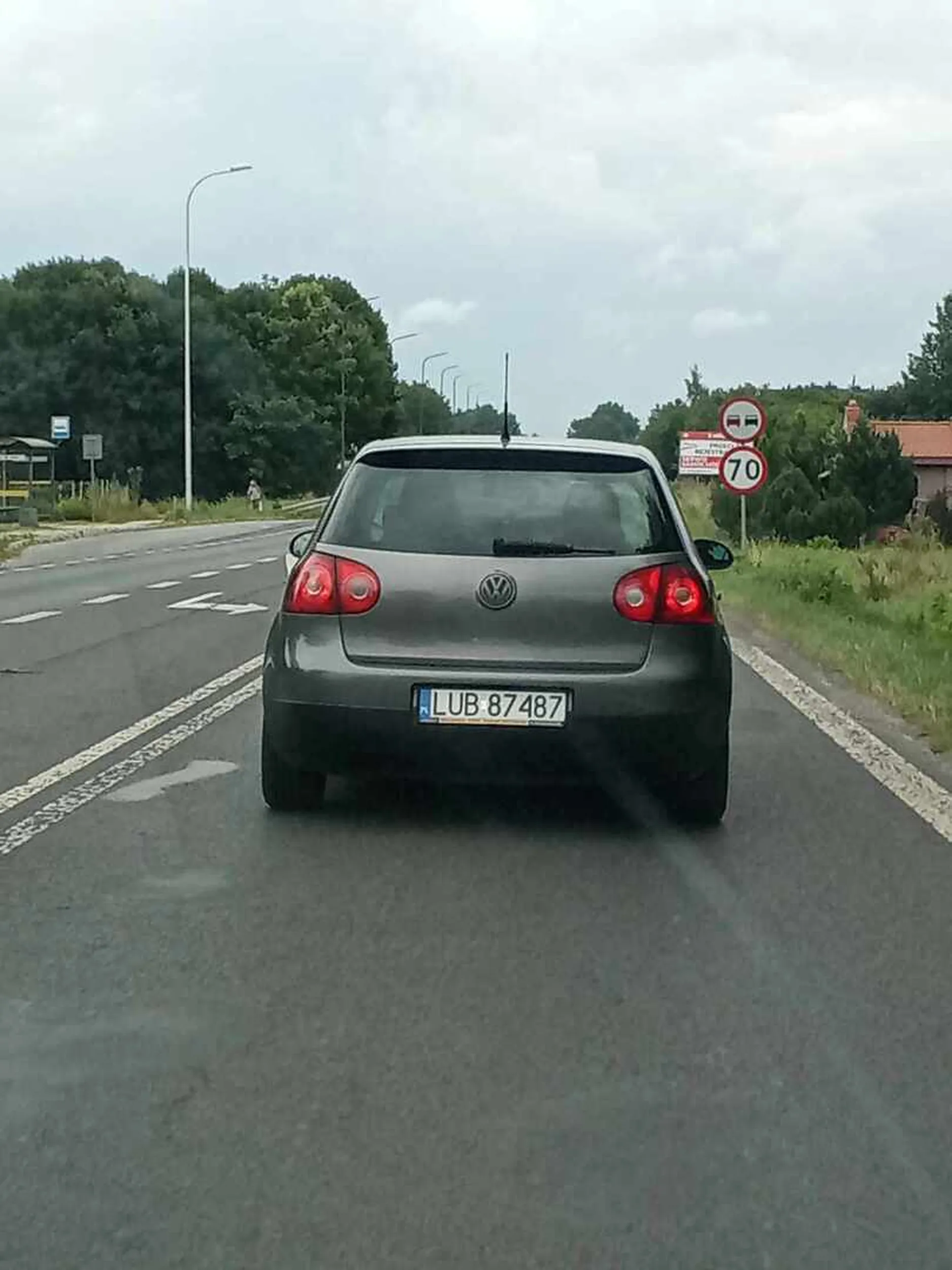 Pani z tego auta po 1 nie utrzymała bezpieczniej odległości przez co prawie uderzyła w mój tył samochodu a podczas wyprzedzania na podwójnej ciągłej wymachiwała rękami jak opętana powodując zagrożenie w ruchu drogowym