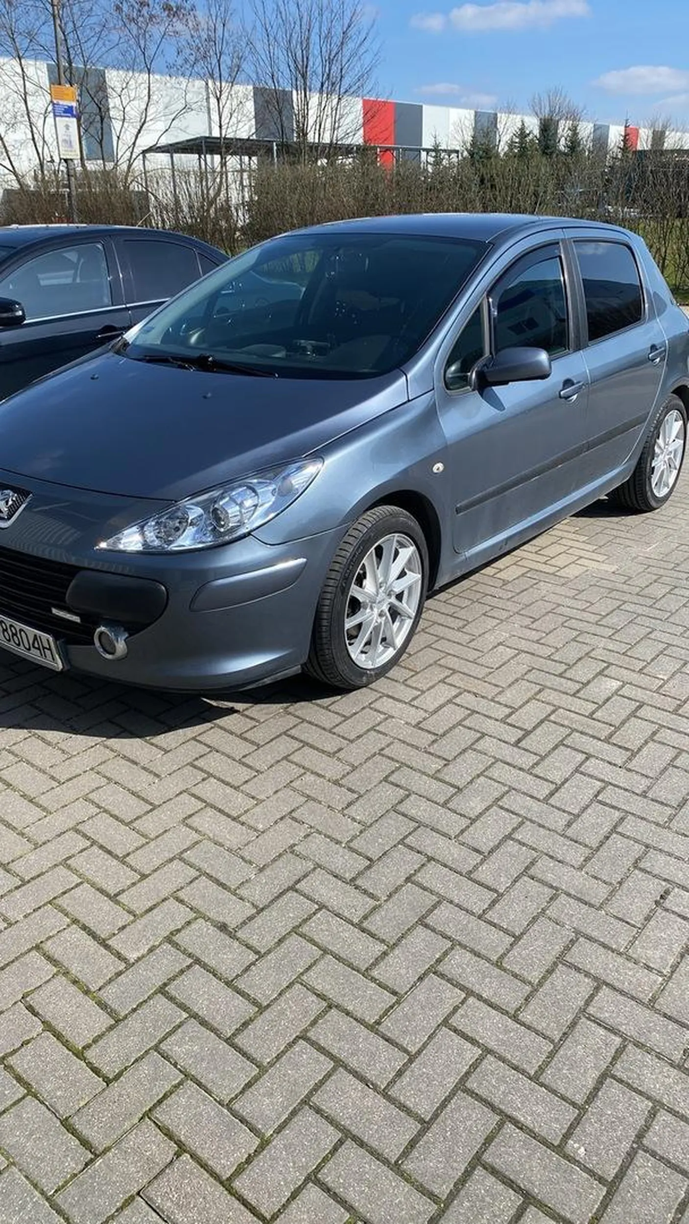 Bardzo dobry kierowca. Jestem w szoku że da się latać bokiem peugeotem!