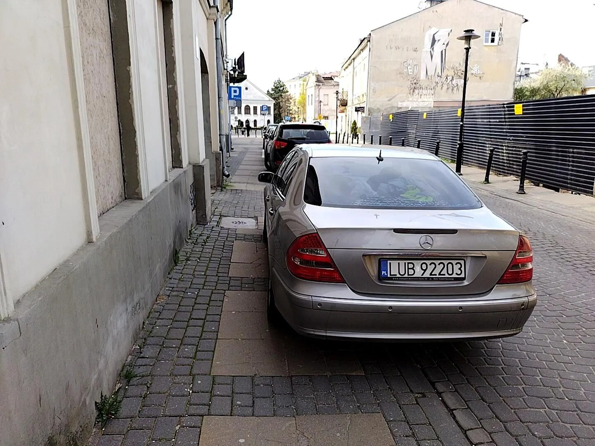 Prawidłowo według ameby zaparkował. A 1,5 metra głąbie gdzie?