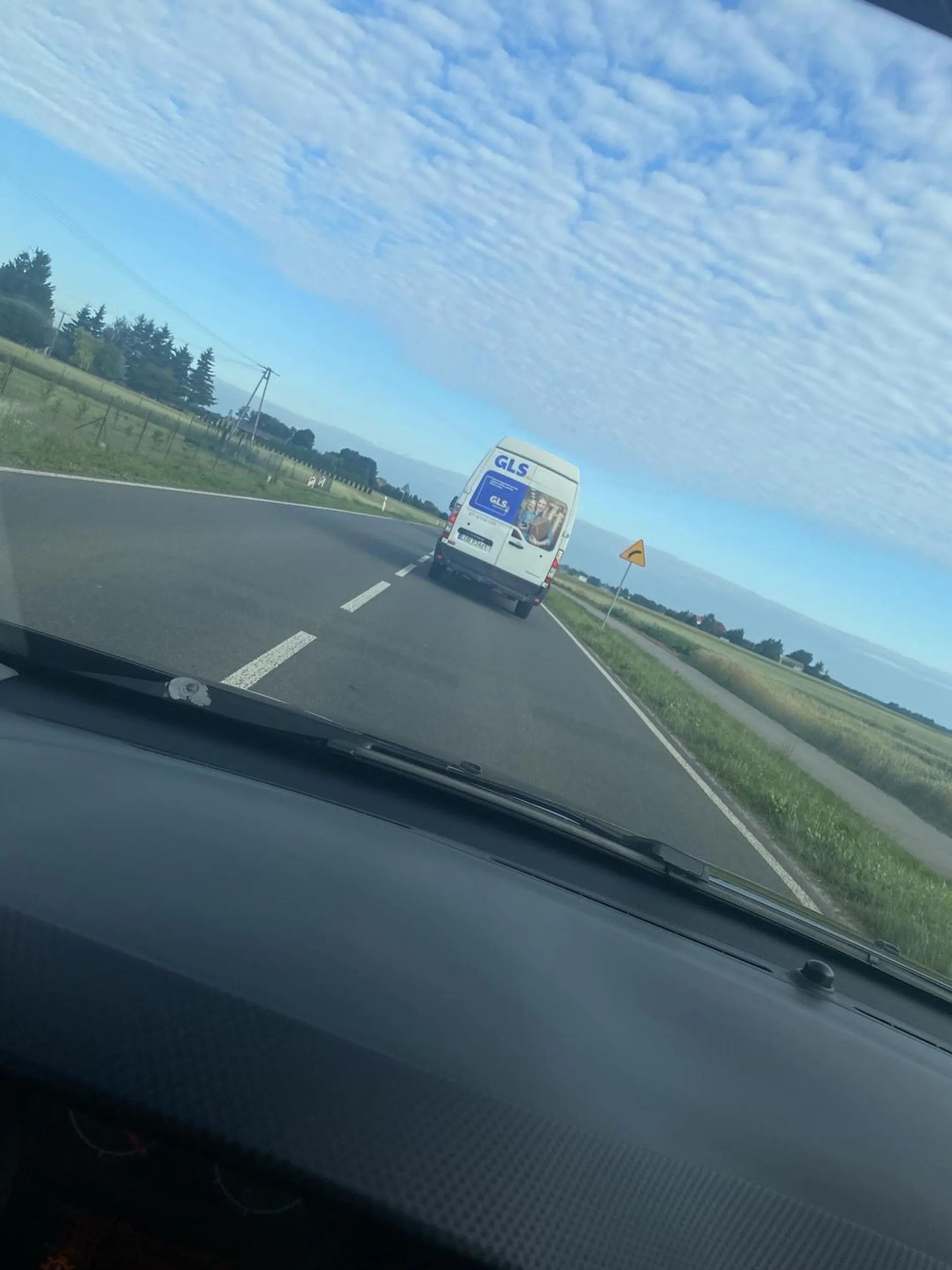 Pajac, wyprzedza na czołówkę, wciska się między auta, kierowco z gls ogarnij się, bo zabijesz kogoś lub siebie