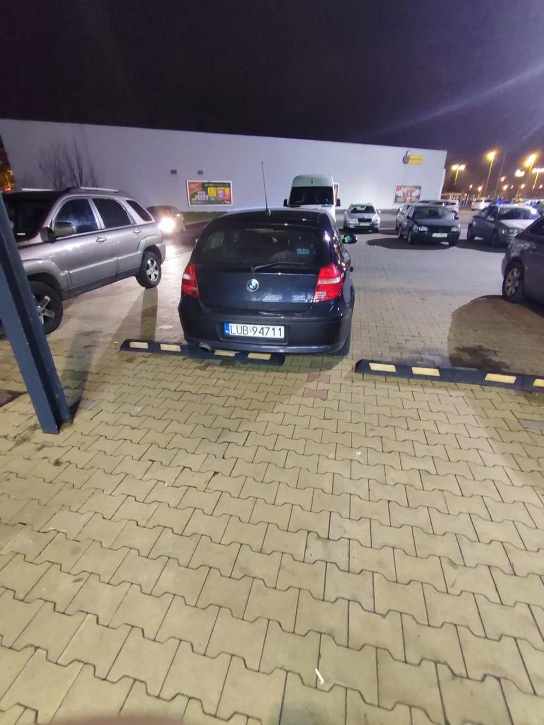 Gruba żona dziecko + bwm = upoważnienie do zajmowania 2ch miejsc