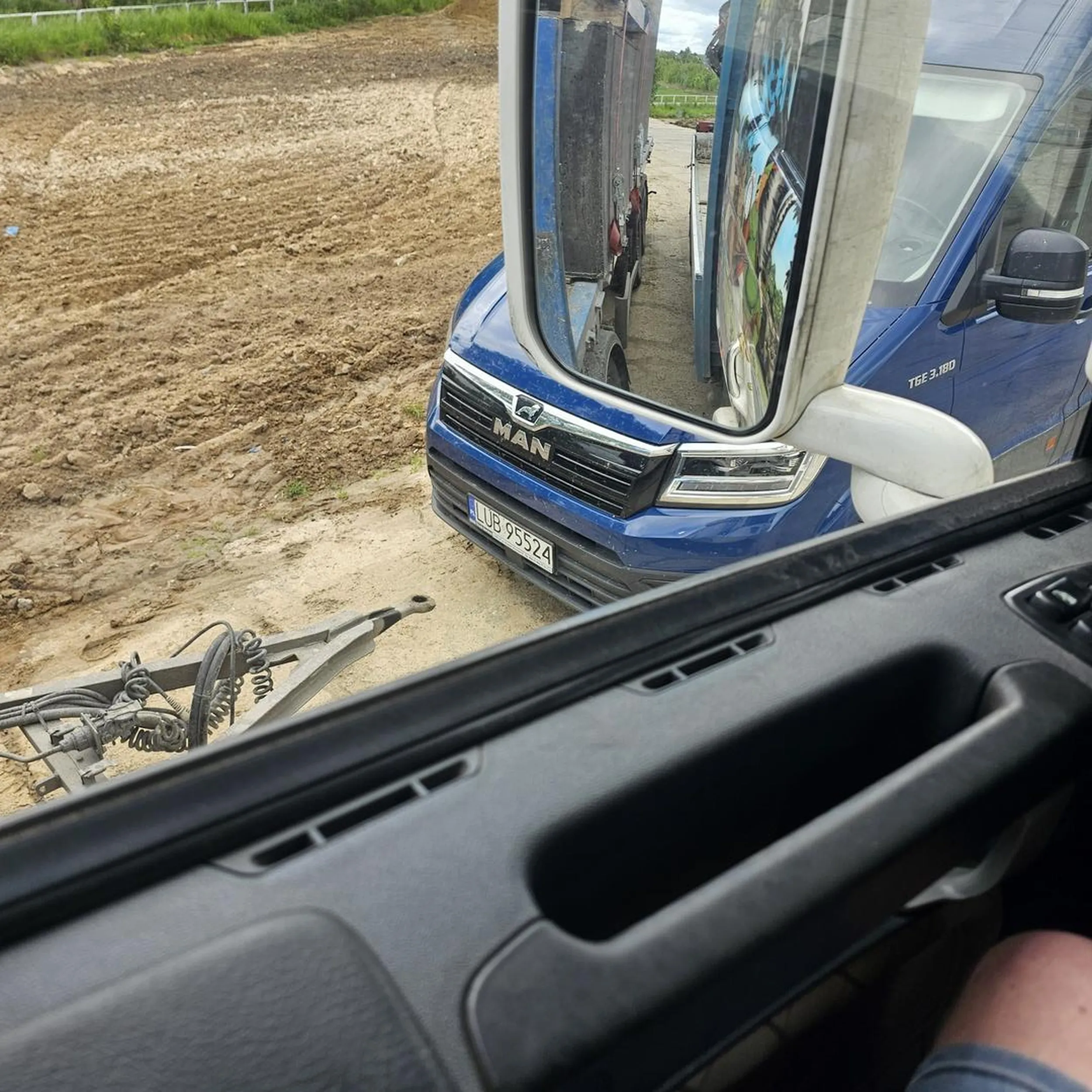 Brawo dla sierotki, która zablokowała dostęp do przyczepy.