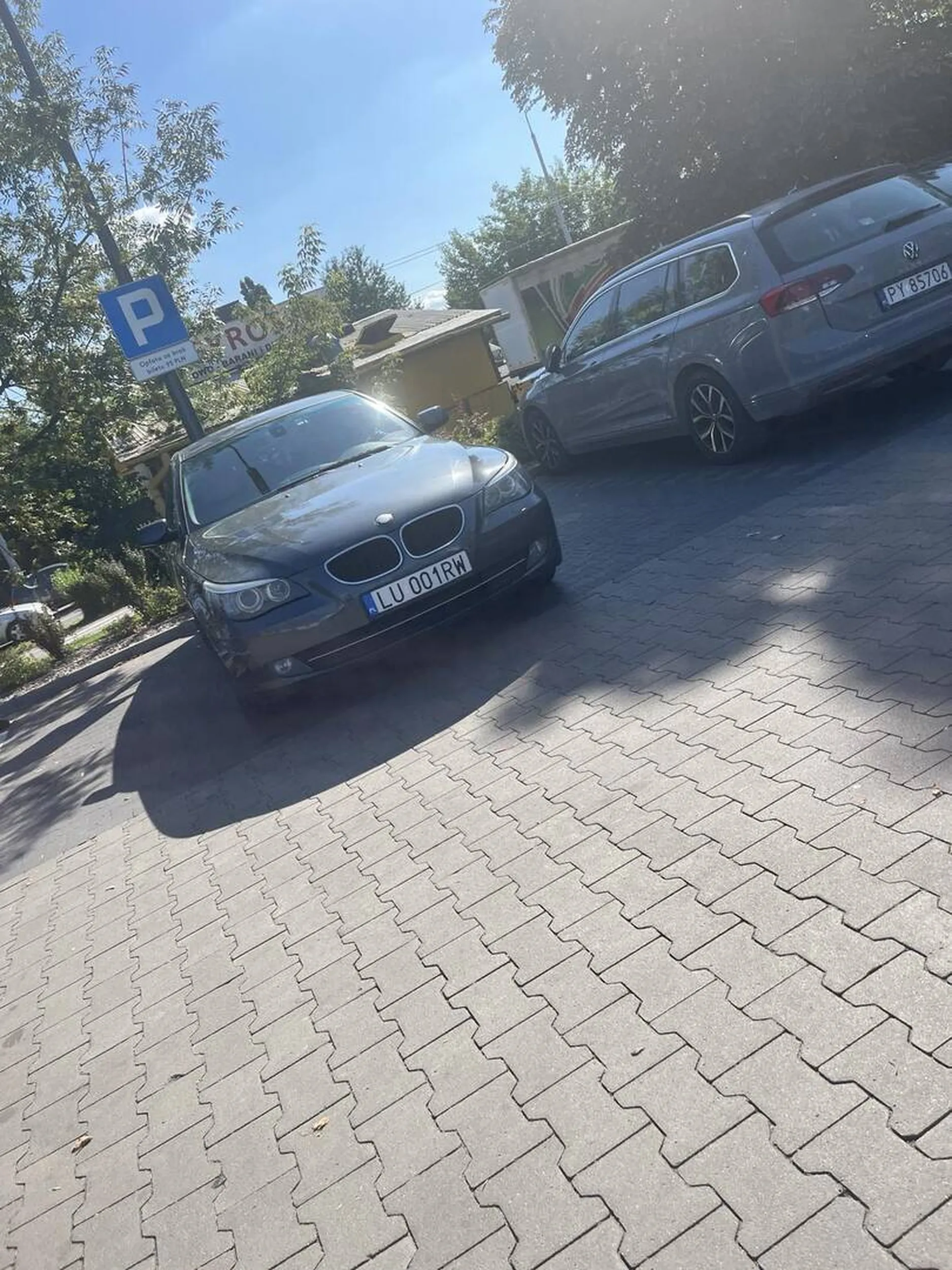 Musiał zająć dwa miejsca, bo nie chciał, żeby ktoś porysował mu samochód.