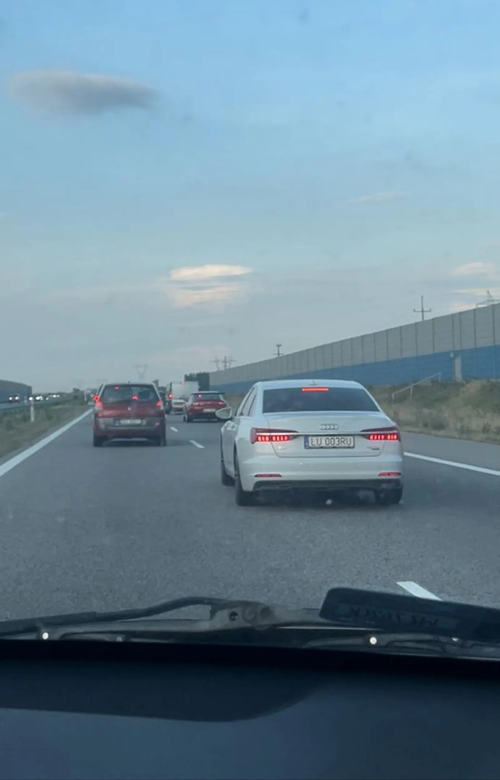 Jezdzi niebezpiecznie. Zmiana pasów bez kierunkowskazów. Wciska się i wymusza pierwszeństwo. Jazda i hamowanie między pasami.