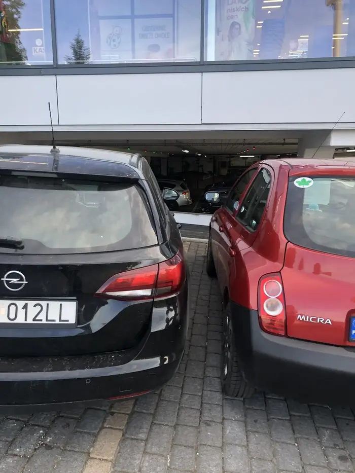 Naucz się parkować następnym razem kasztanie z lublina a nie ze będzie cię pouczać baba z zielonym listkiem:)