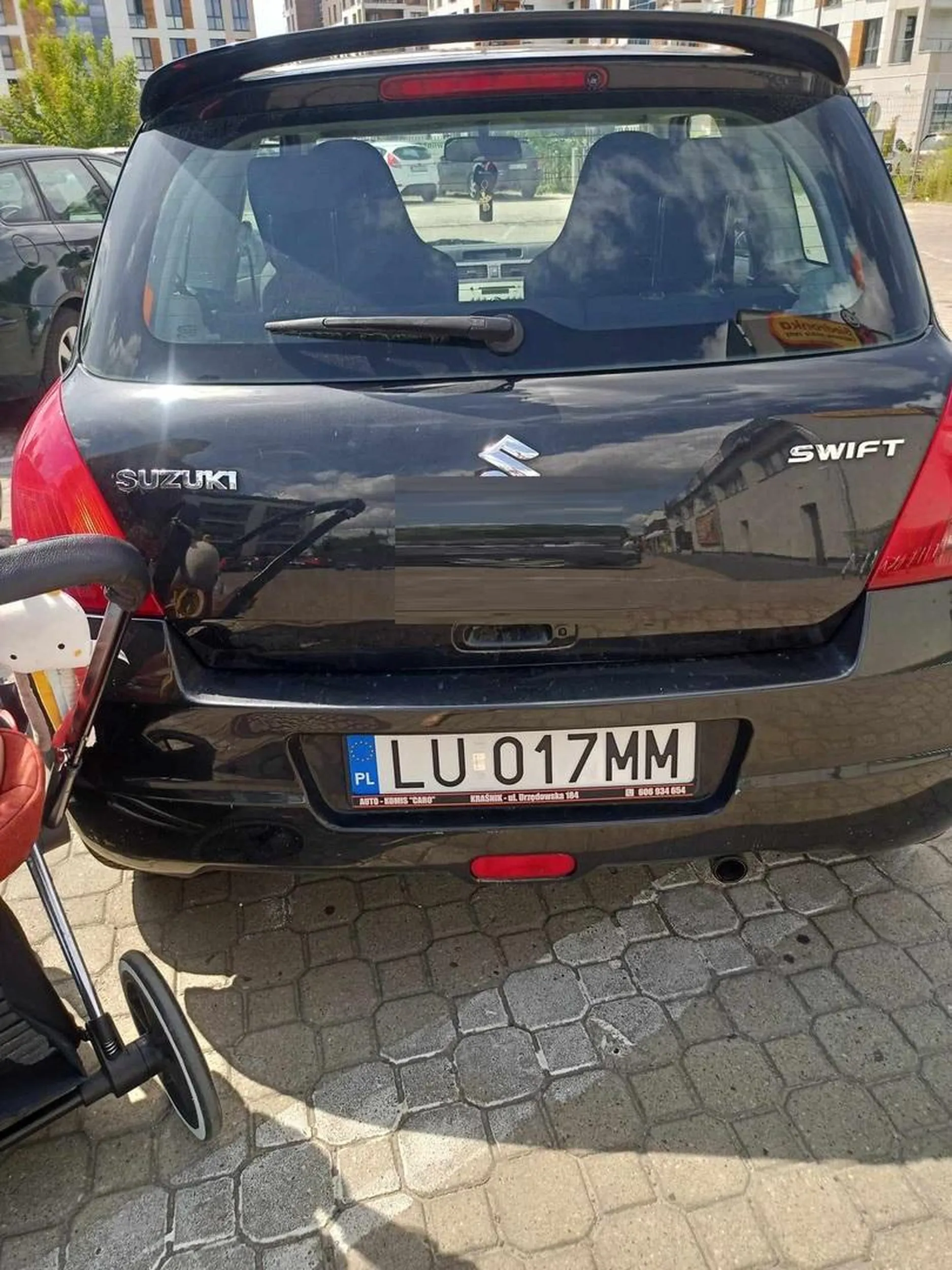 Uwaga na Panią kierującą tym pojazdem (Suzuki Swift) - w dniu dzisiejszym obiła moje auto drzwiami i uciekła z miejsca zdarzenia, przedtem awanturując się i wyzywając po zwróceniu jej uwagi. Zachowuje się jak nie zrównoważona psychicznie i może być niebezpieczna na drodze - ku przestrodze!