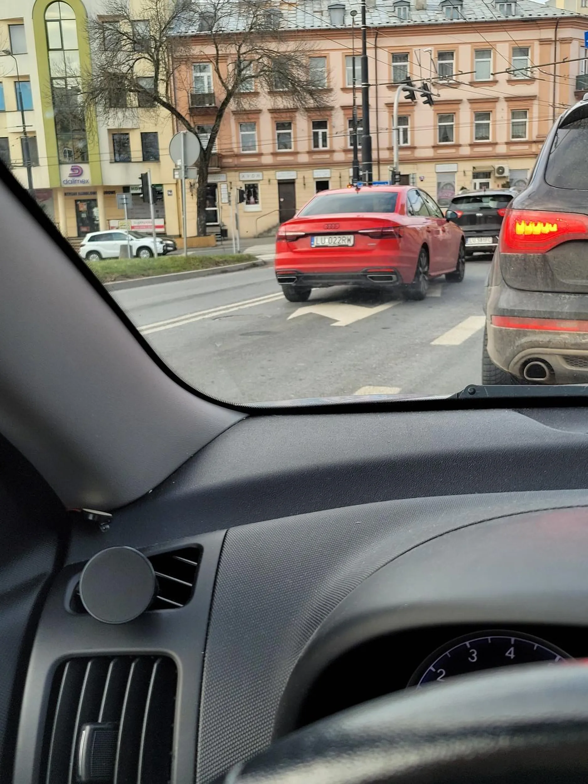 Naucz się nie wymuszać zmiany pasa, używać kierunków i nie przejeżdżać jak pieszy jest na przejściu