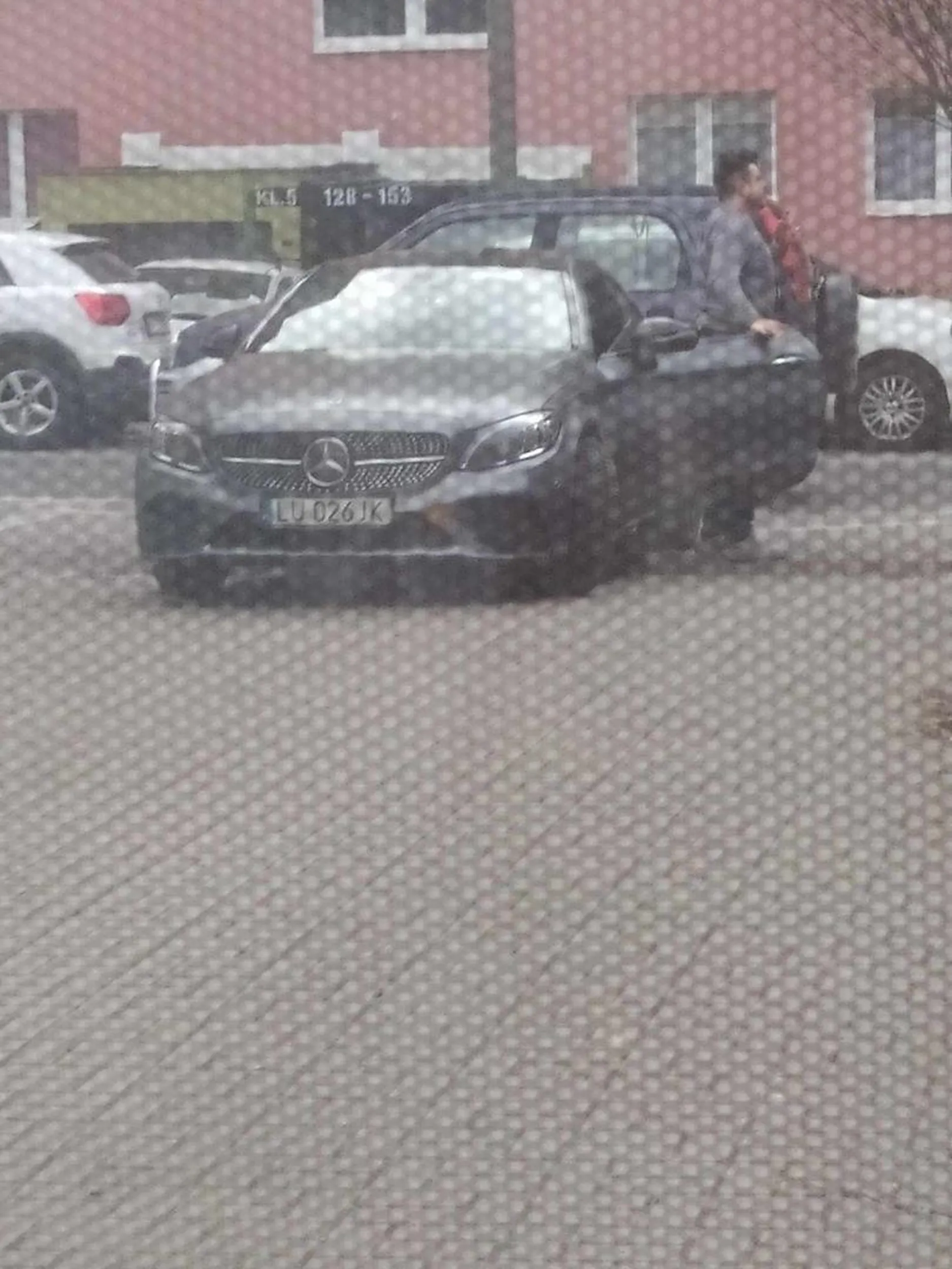 nie wie, że nie parkuje się na środku jezdni, zastawiając wjazd. W dodatku nazywa się Łukasz, Łukasz Mały Kutas.