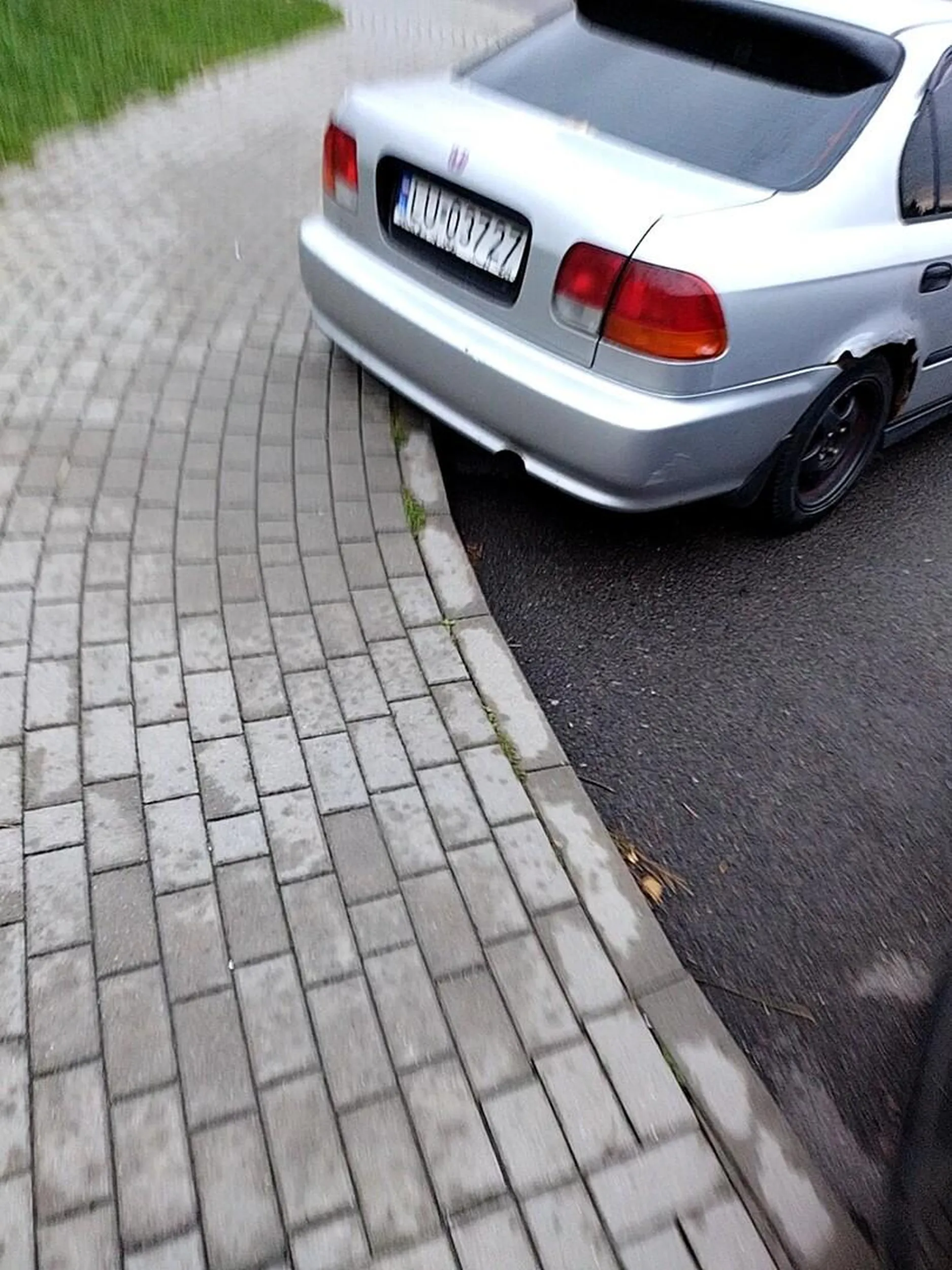 Najemca z apartamentu 30 metrowego na Węglinie bez miejsca bo już kasy zbrakło. Więc parkuje pod szkołą i blokuje miejsca....