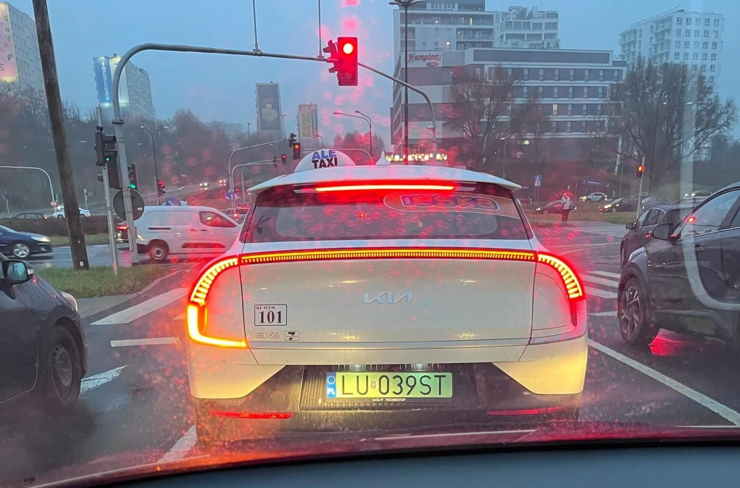 Niewidomy albo naćpany, wyjeżdża z podporządkowanej przez dwa pasy prosto pod koła, po strąbieniu tego agenta po ostrym ledwo udanym hamowaniu odwrócił się w moją stronę jakby w slow-motion i żadnych przeprosin ani nic. Uważaj na siebie bucu stary w tym elektryku na złotówie