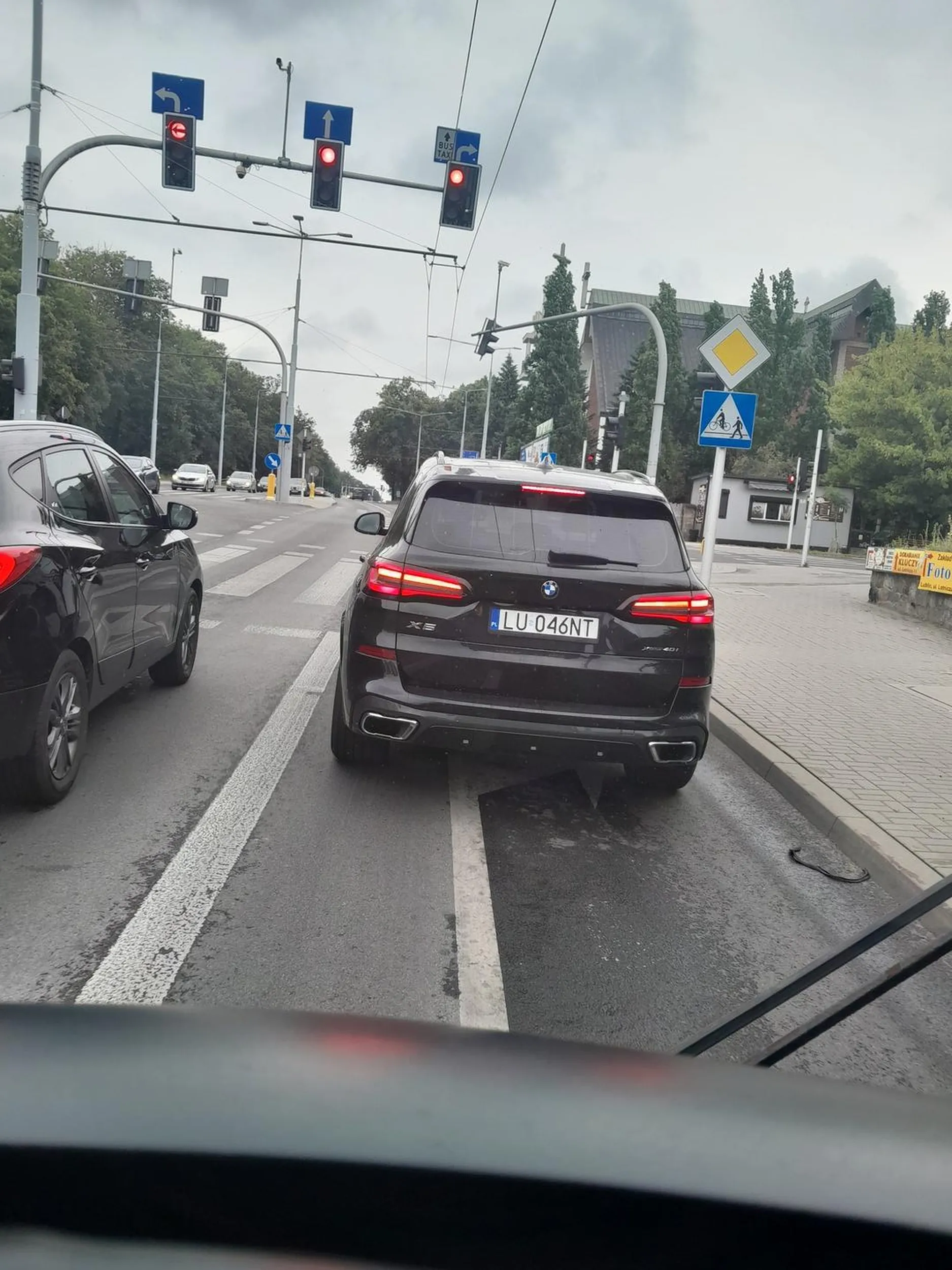 Kierowca ma za nic przepisy ruchu drogowego jadąc Buspasem