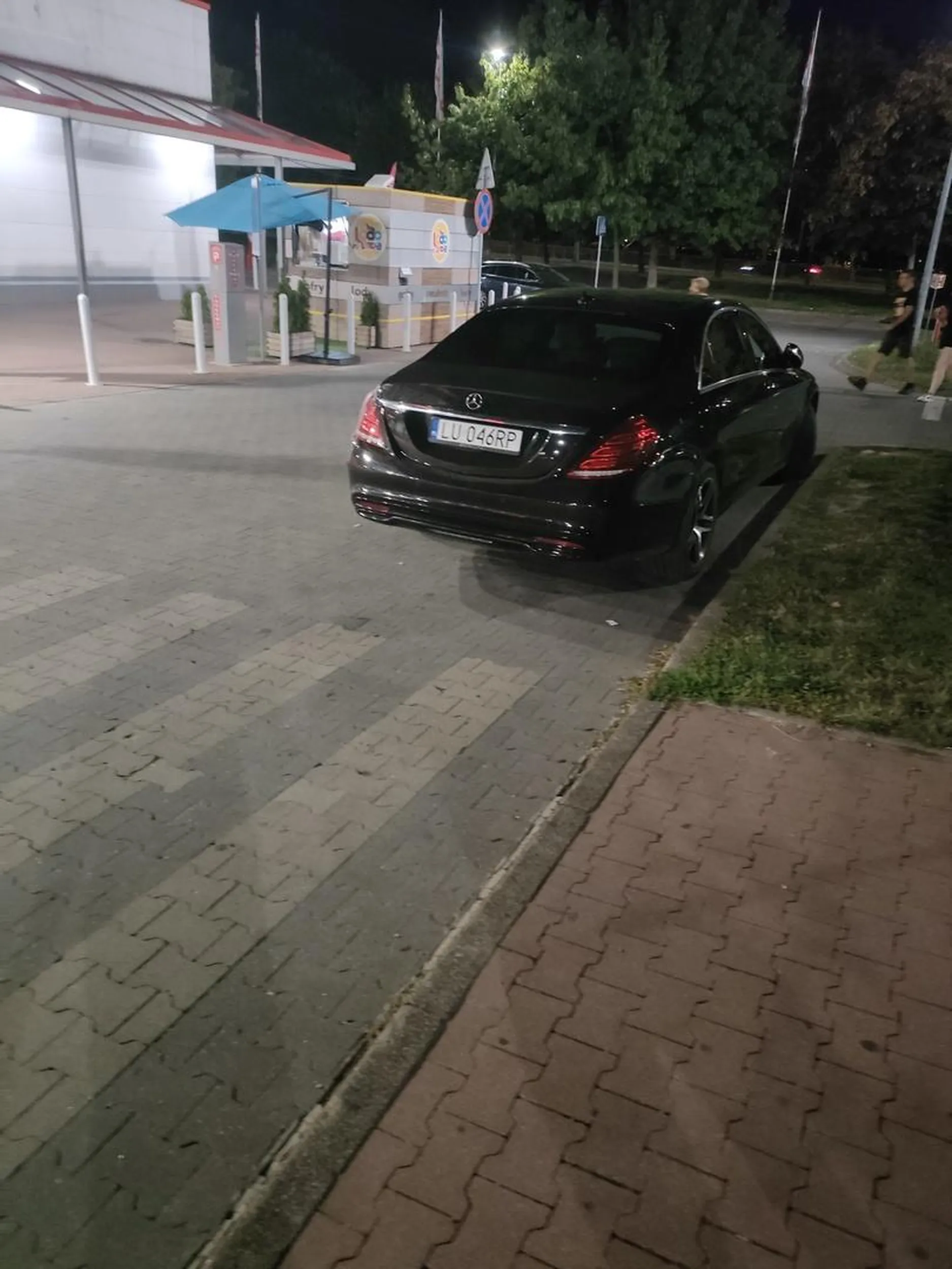 Parkuje gdzie chce, w tym wypadku bezpośrednio za przejściem dla pieszych na jezdni, pomimo praktycznie pustego parkingu...