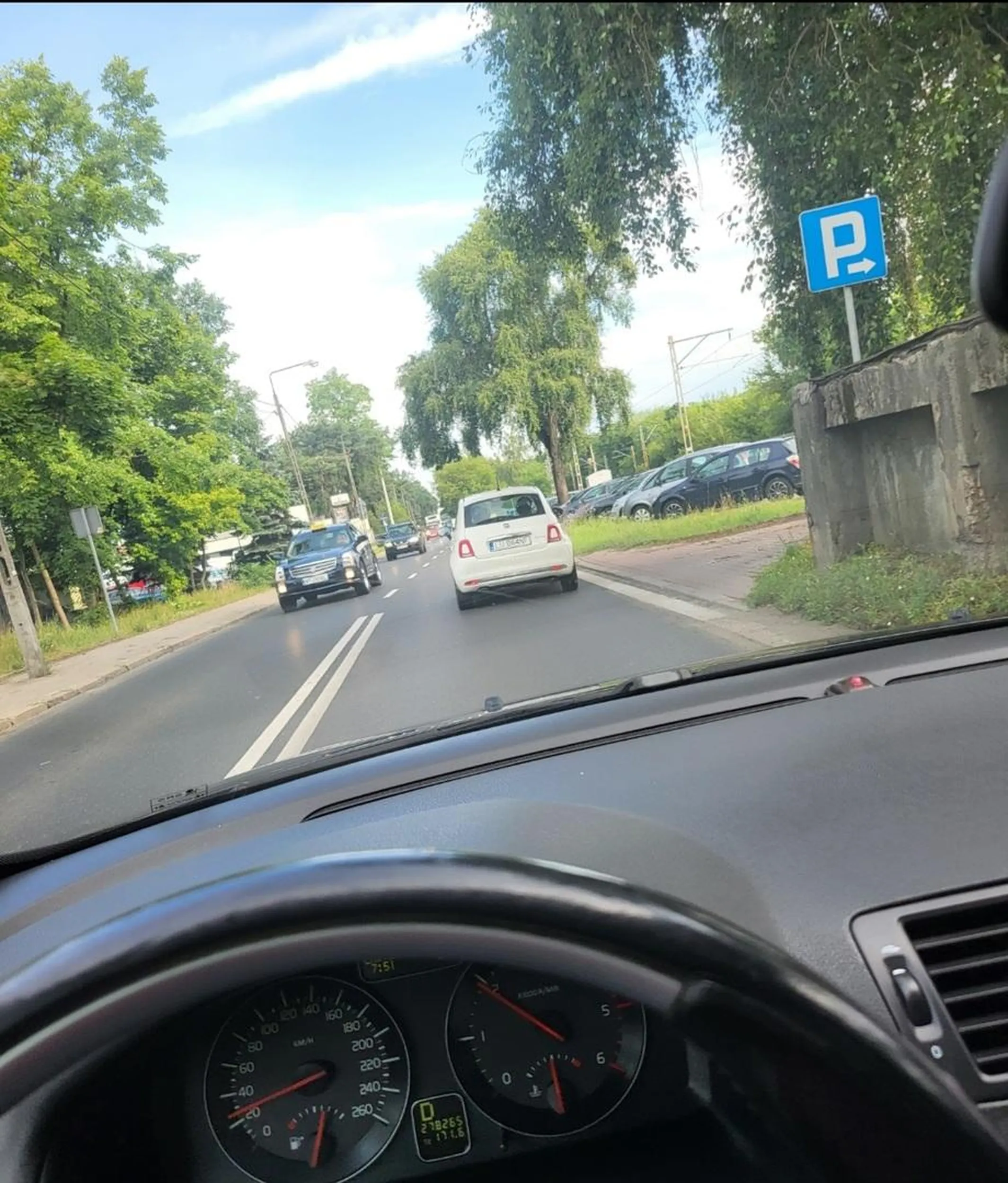 Ładnie dziś wymusiłaś pierwszeństwo z podporządkowanej. Choć nie powinienem czuć zdziwienia, w końcu fiat 500 zszerza najgorszych kierowców ;)