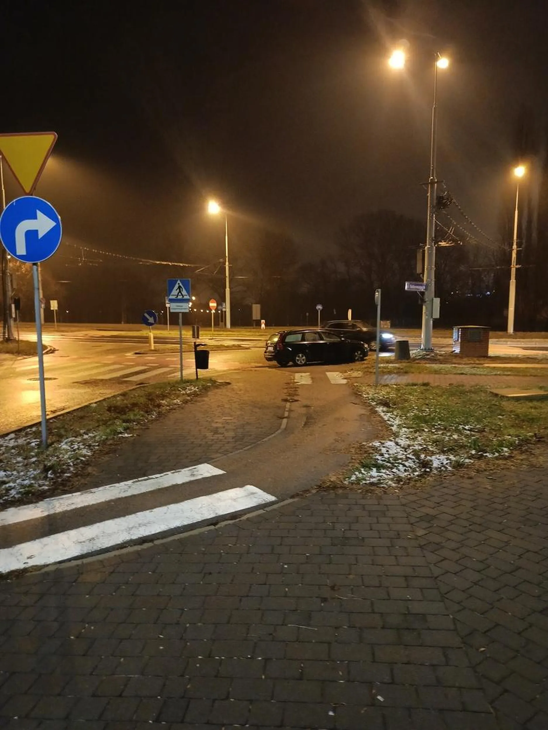 Skrzyżowanie i przejście dla pieszych to nie jest najlepsze miejsce na zaparkowanie samochodu. (Lublin, Kalinowszczyzna/Andersa)