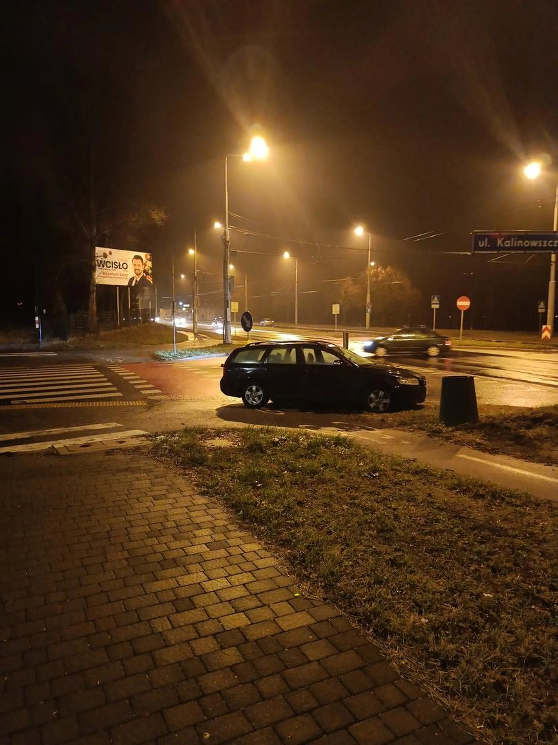 Skrzyżowanie i przejście dla pieszych to nie jest najlepsze miejsce na zaparkowanie samochodu. (Lublin, Kalinowszczyzna/Andersa)