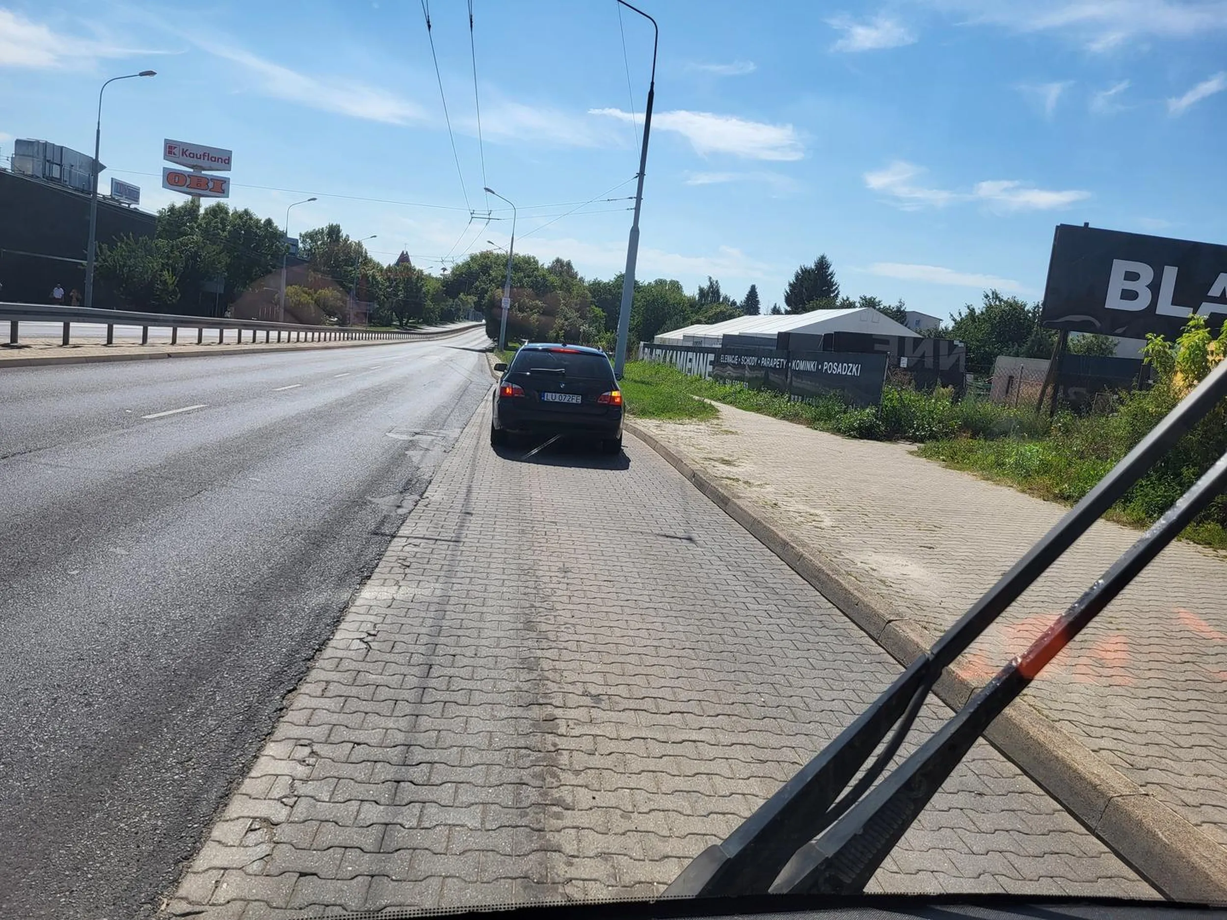 Zatrzymanie w zatoce przystankowej. Dlaczego tak ciężko zjechać na pobliski parking? To na prawdę bardzo utrudnia pracę kierowcy autobusu i wymaga dodatkowego manewrowania i wyjeżdżania na sąsiedni pas w celu ominięcia przeszkody.