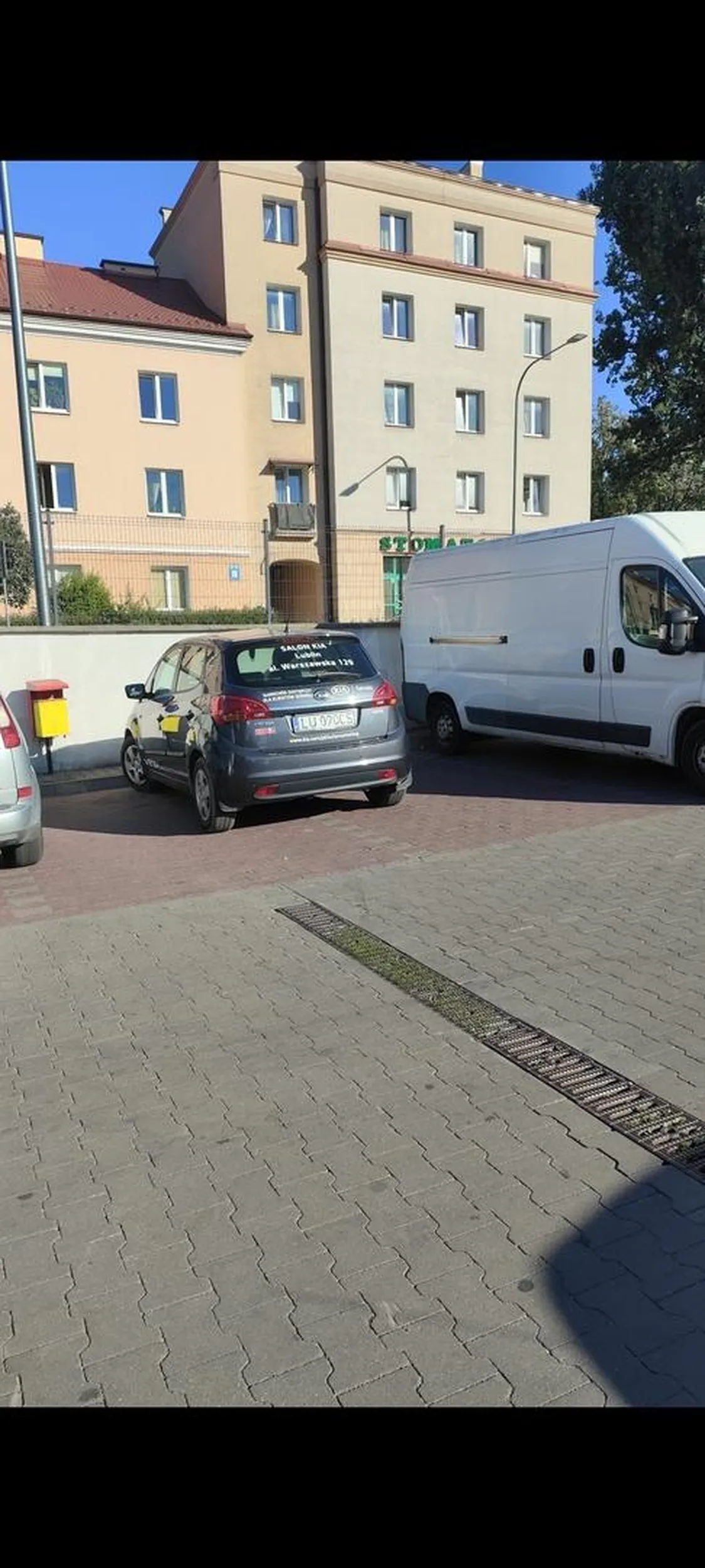 Pan z impetem zaparkował pomiędzy jednym a drugim miejscem parkingowym :)