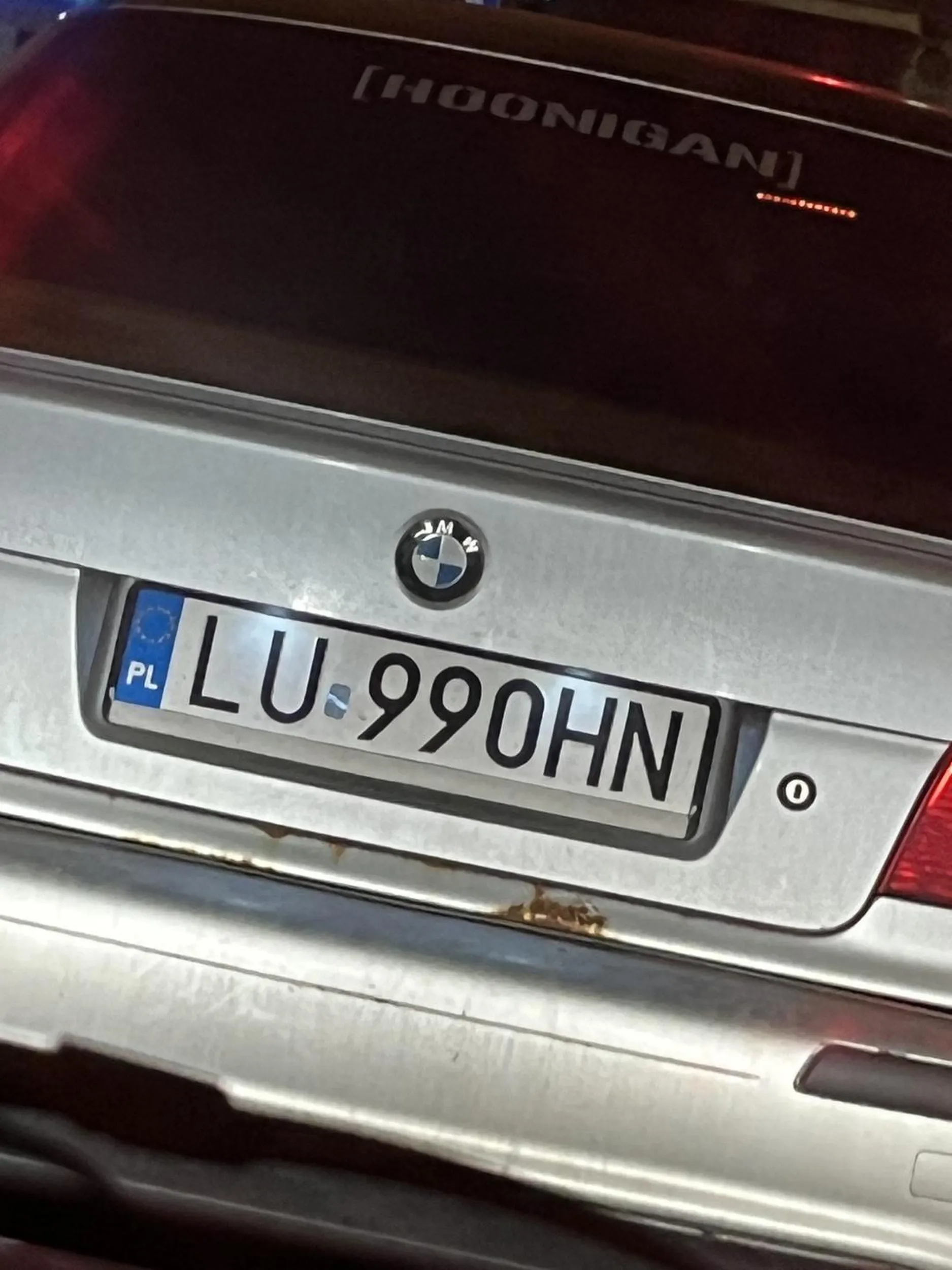 Cham i praktyk wyprzedza na centymetry i do tego buspasem. I troszkę koleżko ci się sypie ta bmka ?