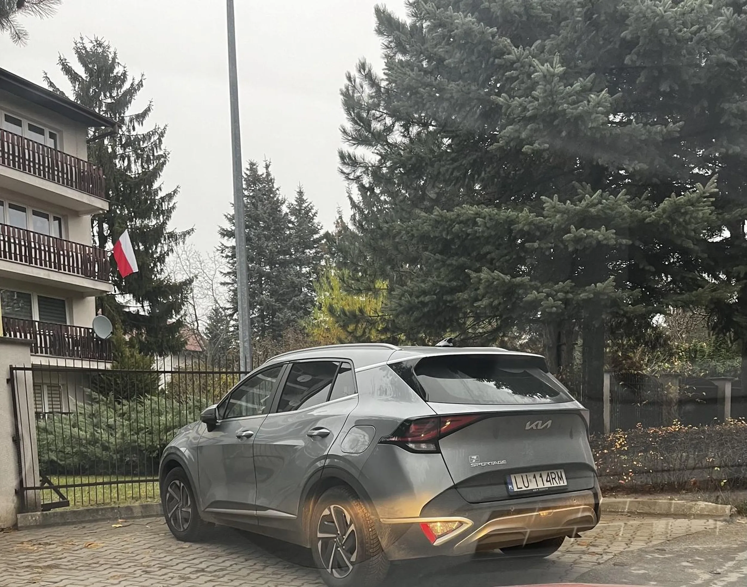 Następnym razem proszę pomyśleć o osobach wyjeżdżających i wjeżdżających przez bramę ;)