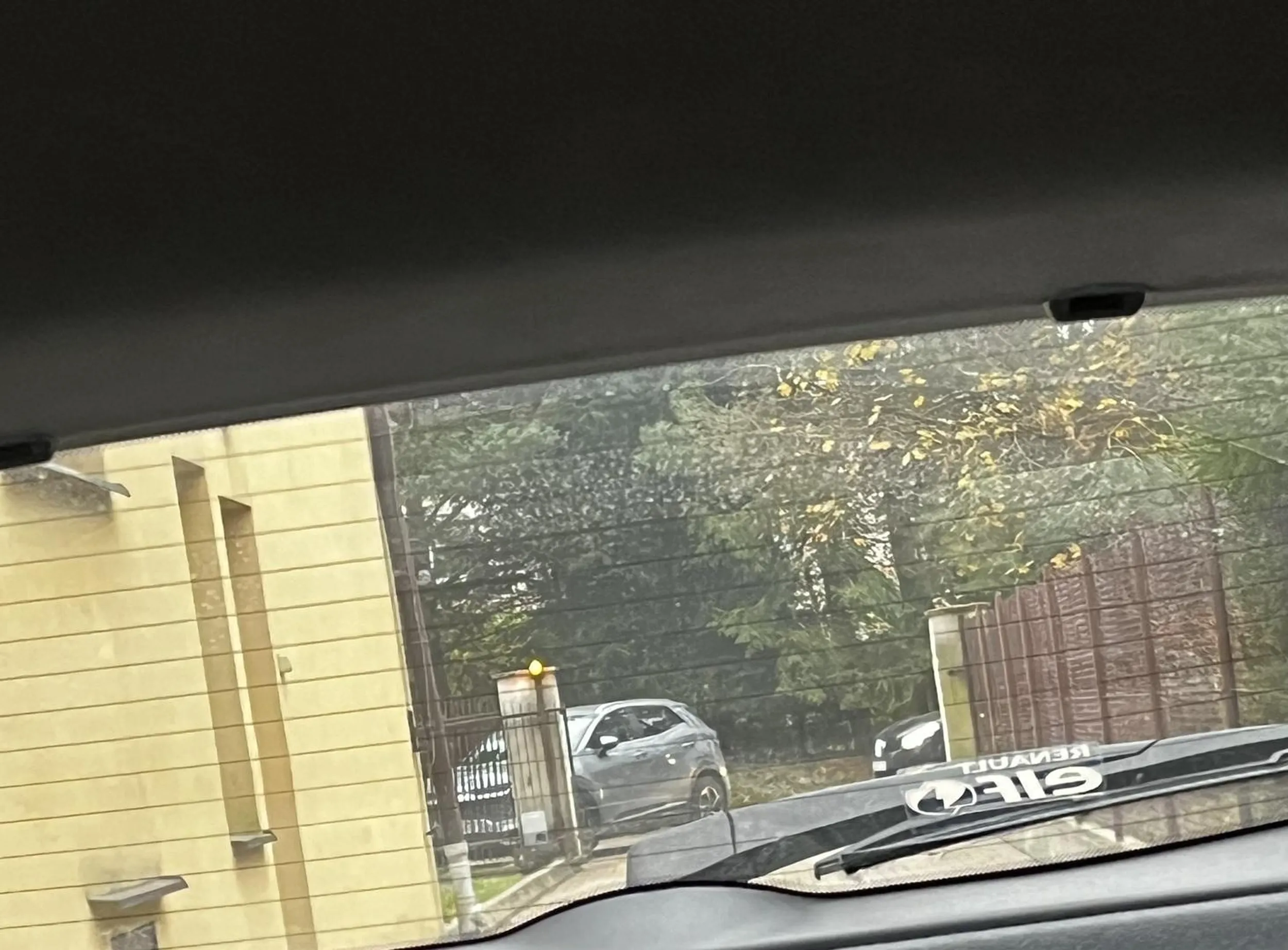 Następnym razem proszę pomyśleć o osobach wyjeżdżających i wjeżdżających przez bramę ;)