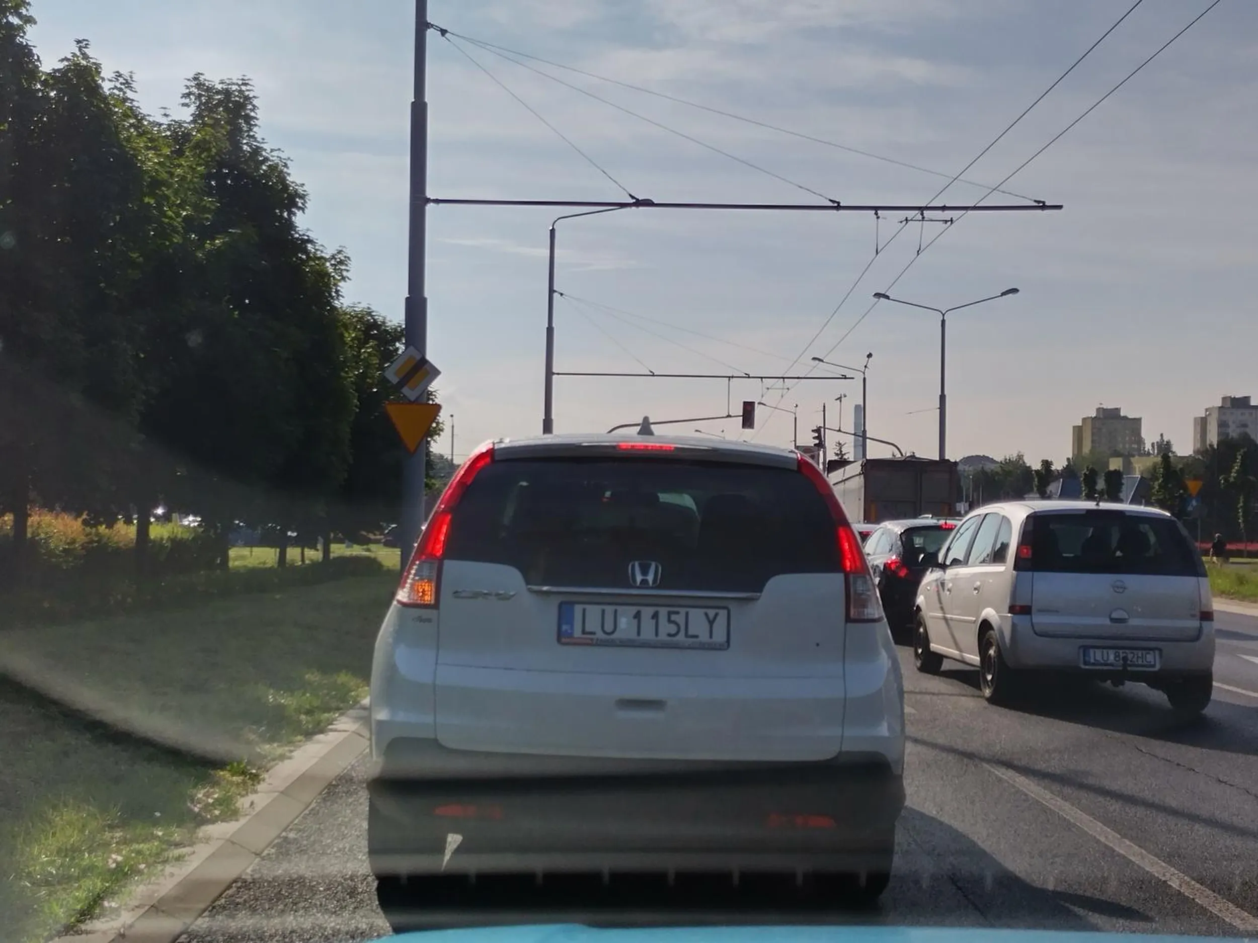 Ten kierujący to naprawdę jakiś frustrat życiowy. Potrafi tylko gaz w podłogę, wpychać się jak ostatni cham, ograniczenia prędkości ma za nic. Widać że w łóżku dni a na drodze Panisko?