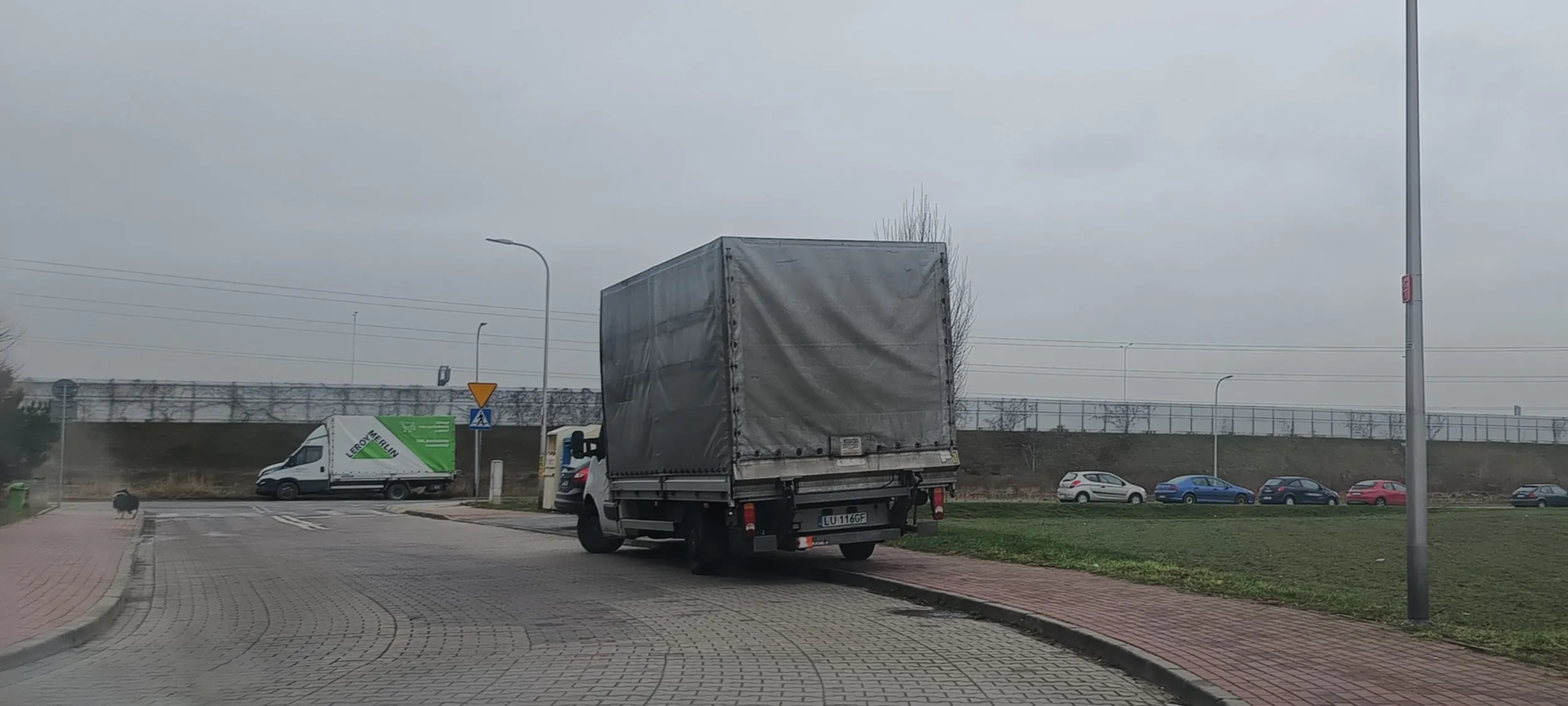 Menda parkuje na chodniku nie zostawiając miejsca na przejście dla pieszych 1.5m i do tego na ulicy gdzie jest zakaz zatrzymywania się i postoju B-36