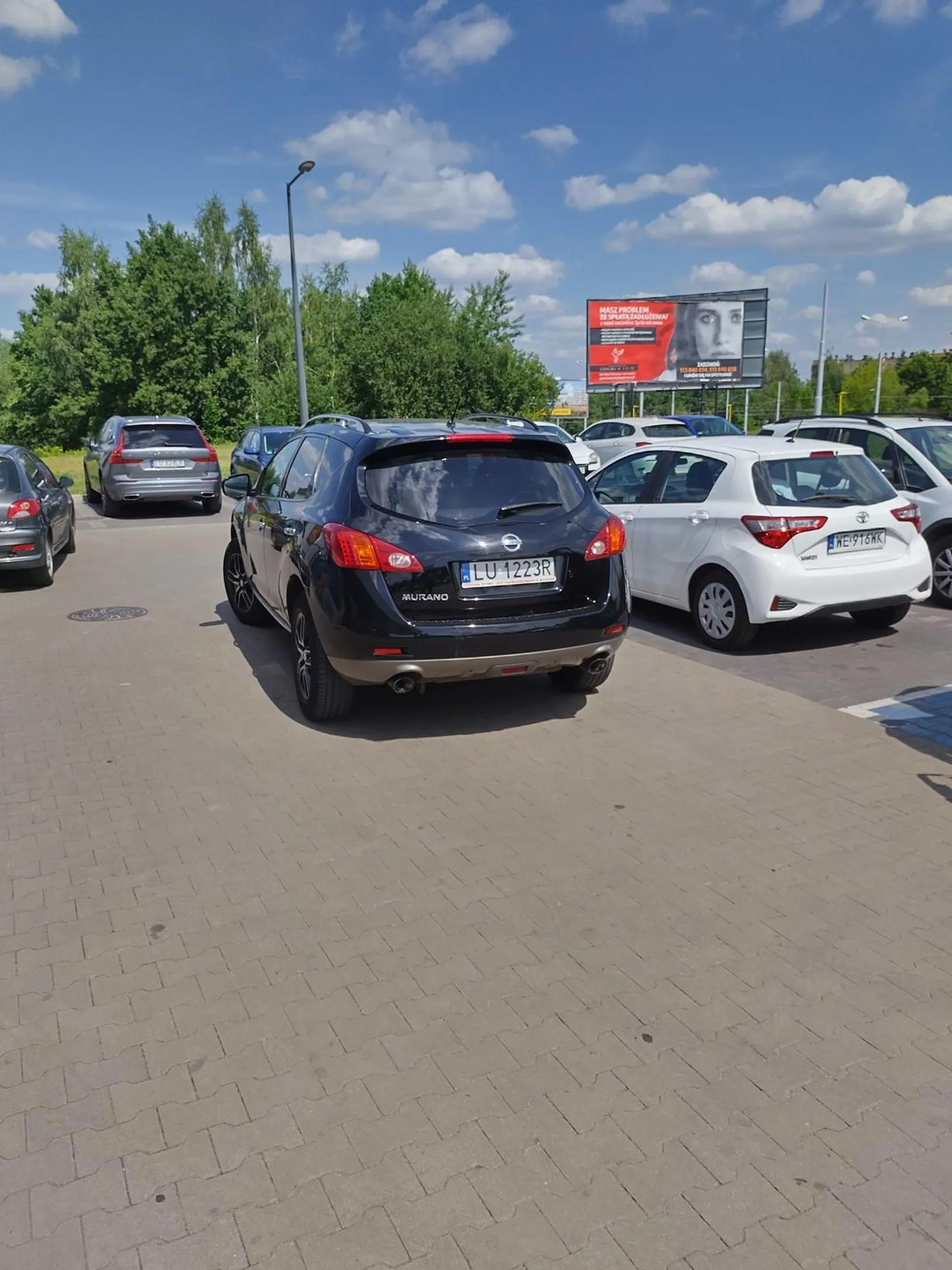 Zaparkował na środku i blokuje przejazd. Na zwróconą uwagę odpowiada że się zmieścisz. Co za cham!