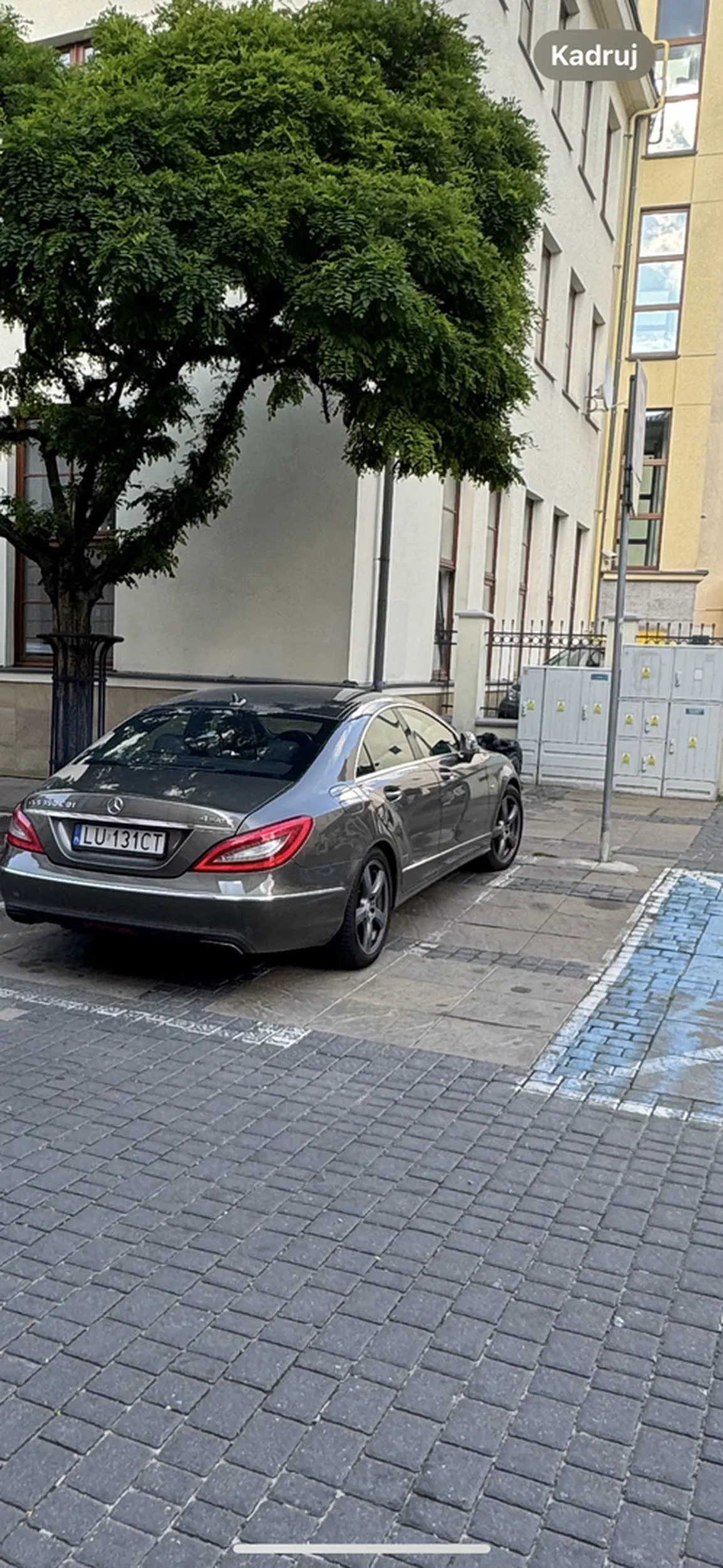 Kolega z Arabii nie rozumie że nie wolno stać pod znakiem gdy się zwróci uwagę to krzyczy że jest szarmuta i mu wolno