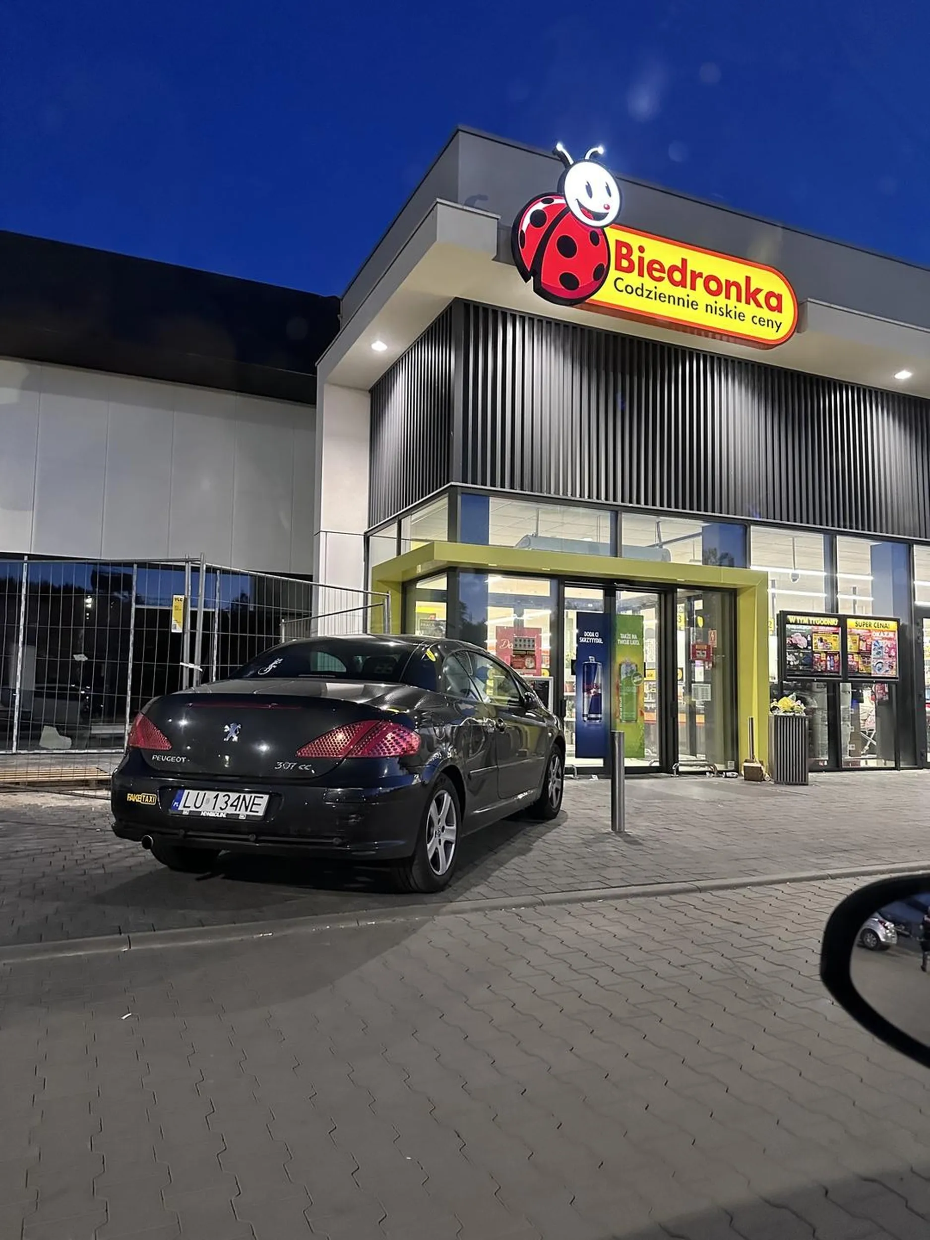 Szkoda, że do sklepu nie wjechałaś, to już w ogóle byś nie musiała chodzić, bo przecież na parkingu w ogóle miejsc wolnych nie ma.. żenada