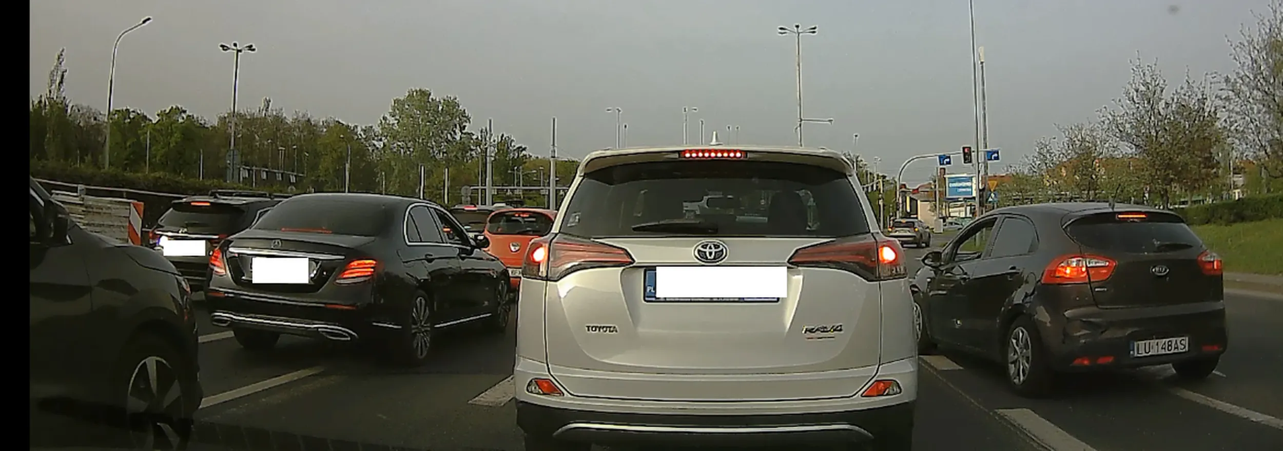 Nie chce mu sie stac 5 zmian swiatel zeby pojechac prosto, wpycha sie z pasa do skretu w prawo.