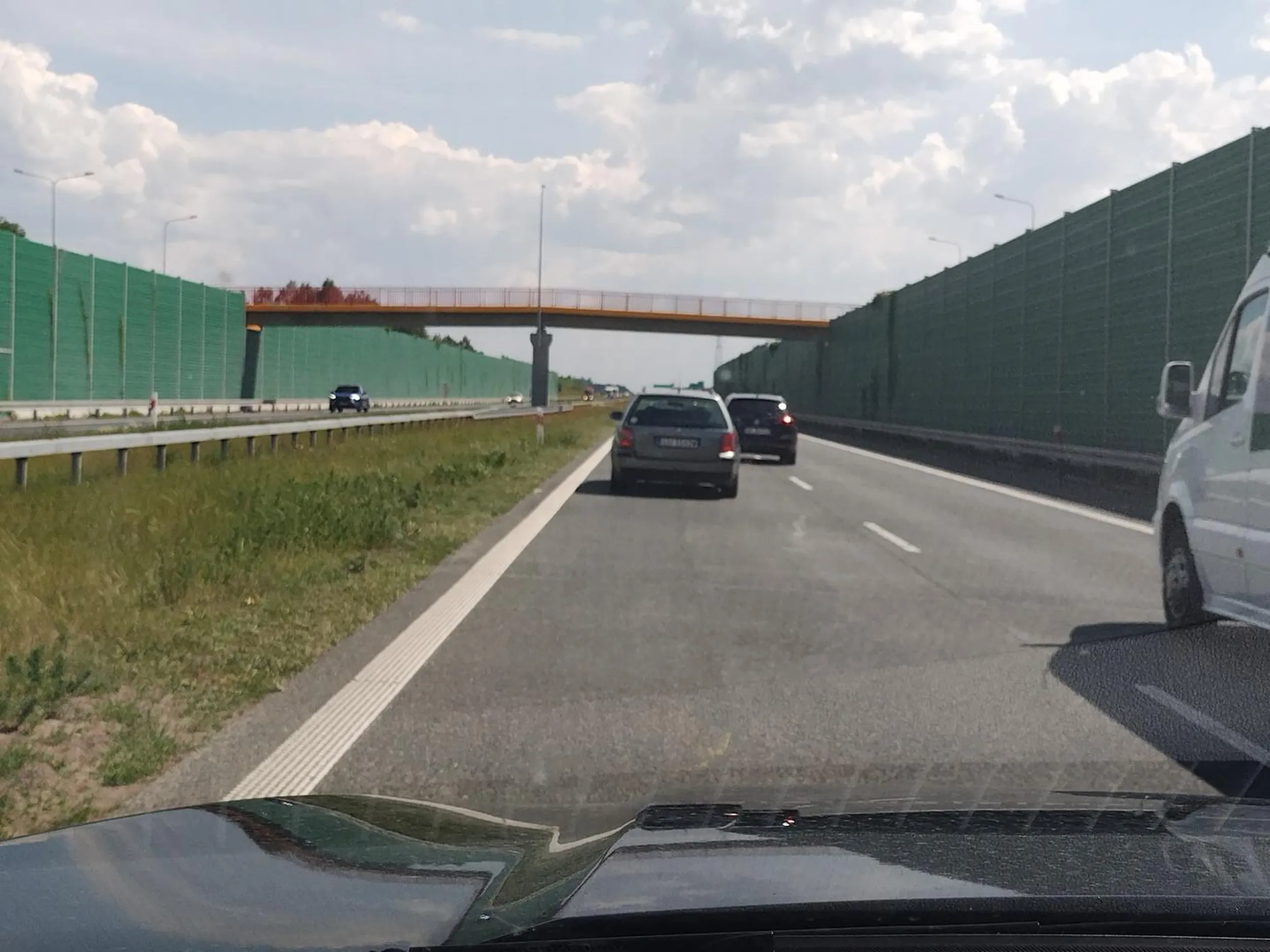 Głąbie, jak nie ogarniasz jazdy to na busa idź. Jadę na tempomacie adaptacyjnym a ty sobie wjeżdżasz przed maskę i zostawiasz za sobą 2 metry odstępu. Ja wiem że twój złomek nie ma takiego tempomatu ale pomyśl że inni mają. Naucz się kultury!!!!