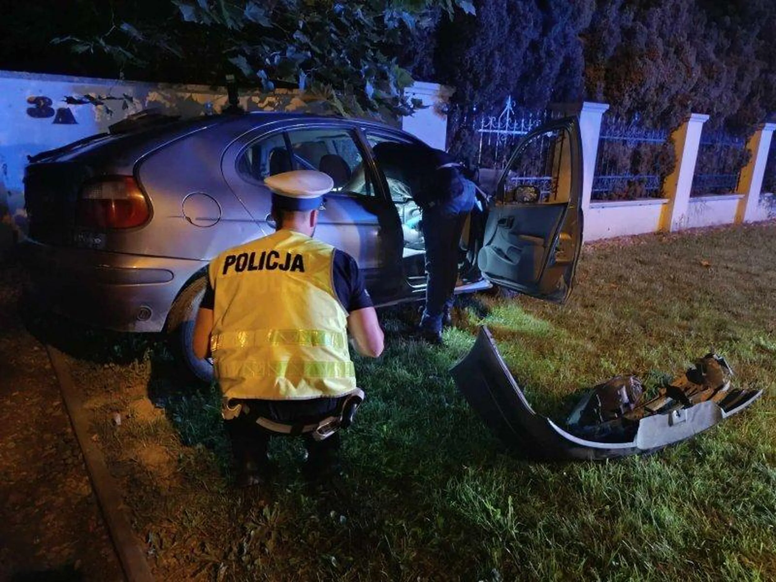 Pijany ściep, uderzył w ogrodzenie i przesiadł się na miejsce pasażera, schował rejestrację i udawał że to nie on.