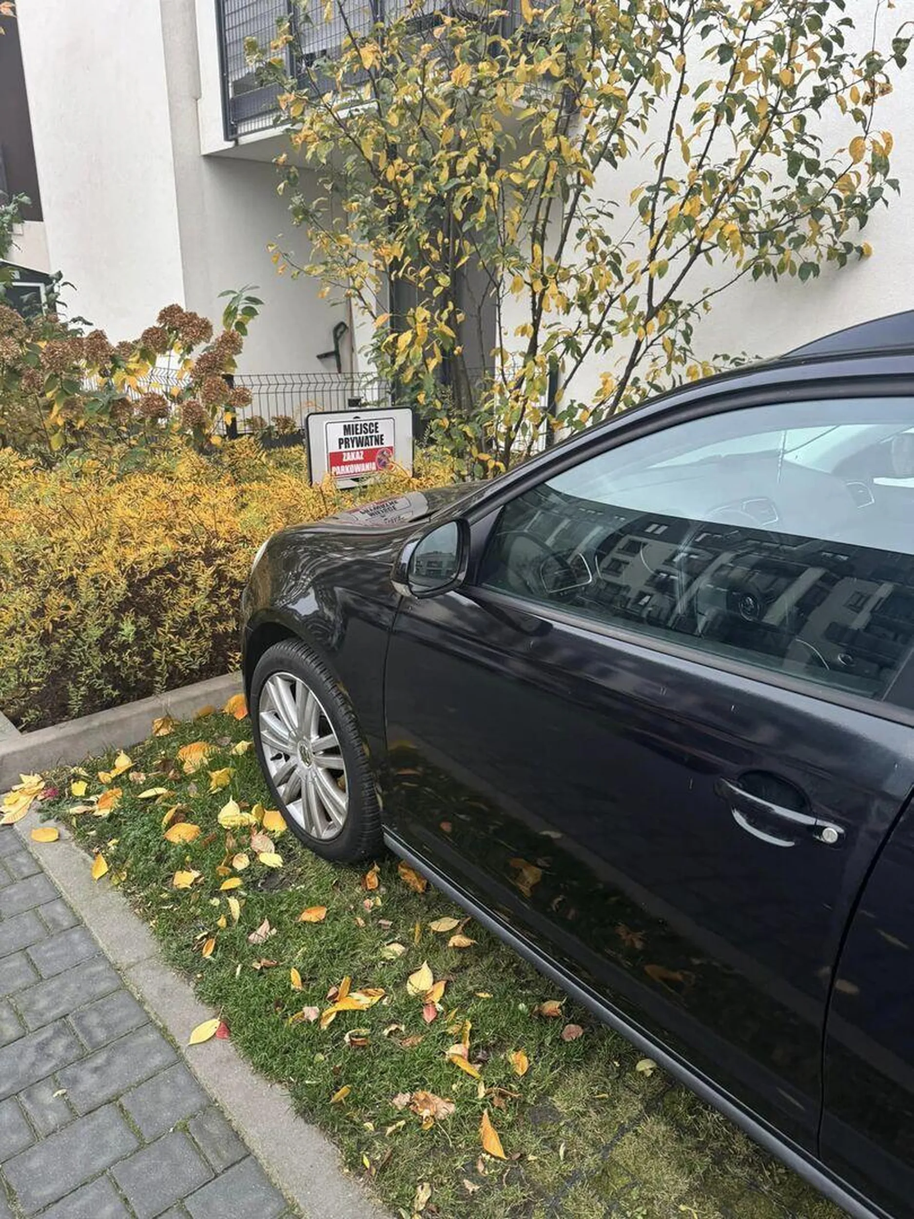 Dlaczego ludzie nie potrafią czytać? Jak można na cały dzień stanąć na czyimś prywatnym miejscu i nie zostawić do siebie kontaktu?