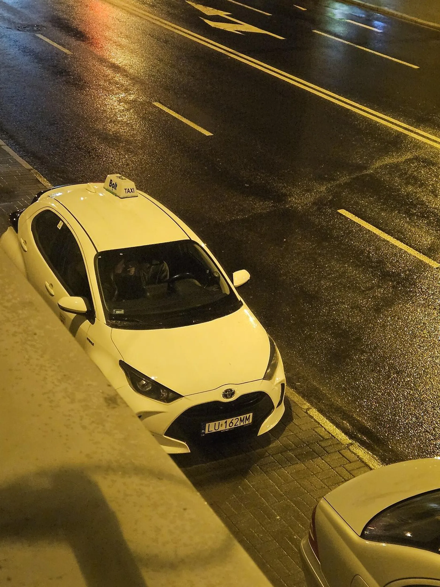 Wielki pocieszacz stoi godzinami na zakazie na odpalonym silniku i pociesza dziewczynę