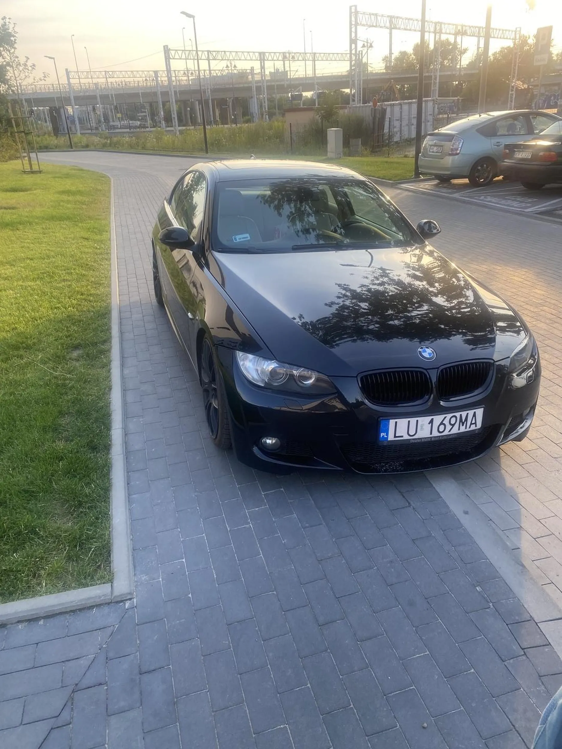 Parkuje  tak, że zajmuje cały Chodnik i nie da się przejechać wózkiem