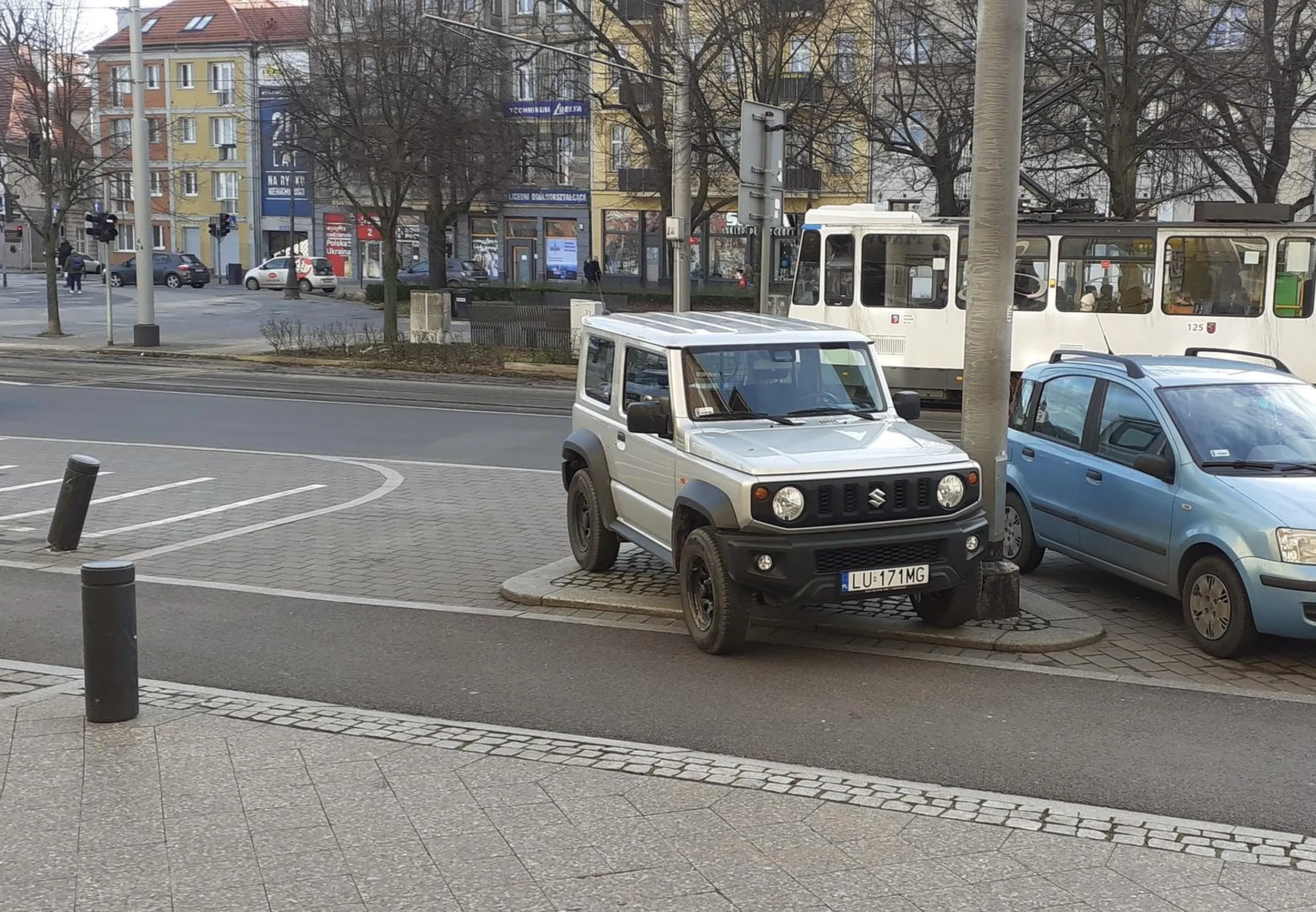 To trzeba być prawdziwym głąbem i burakiem aby tak zaparkować.