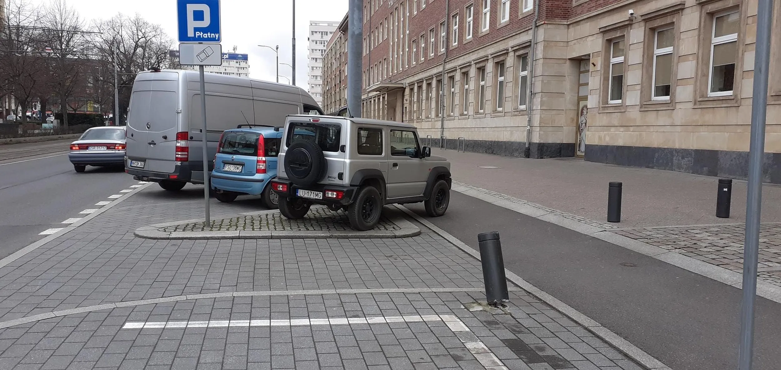 To trzeba być prawdziwym głąbem i burakiem aby tak zaparkować.