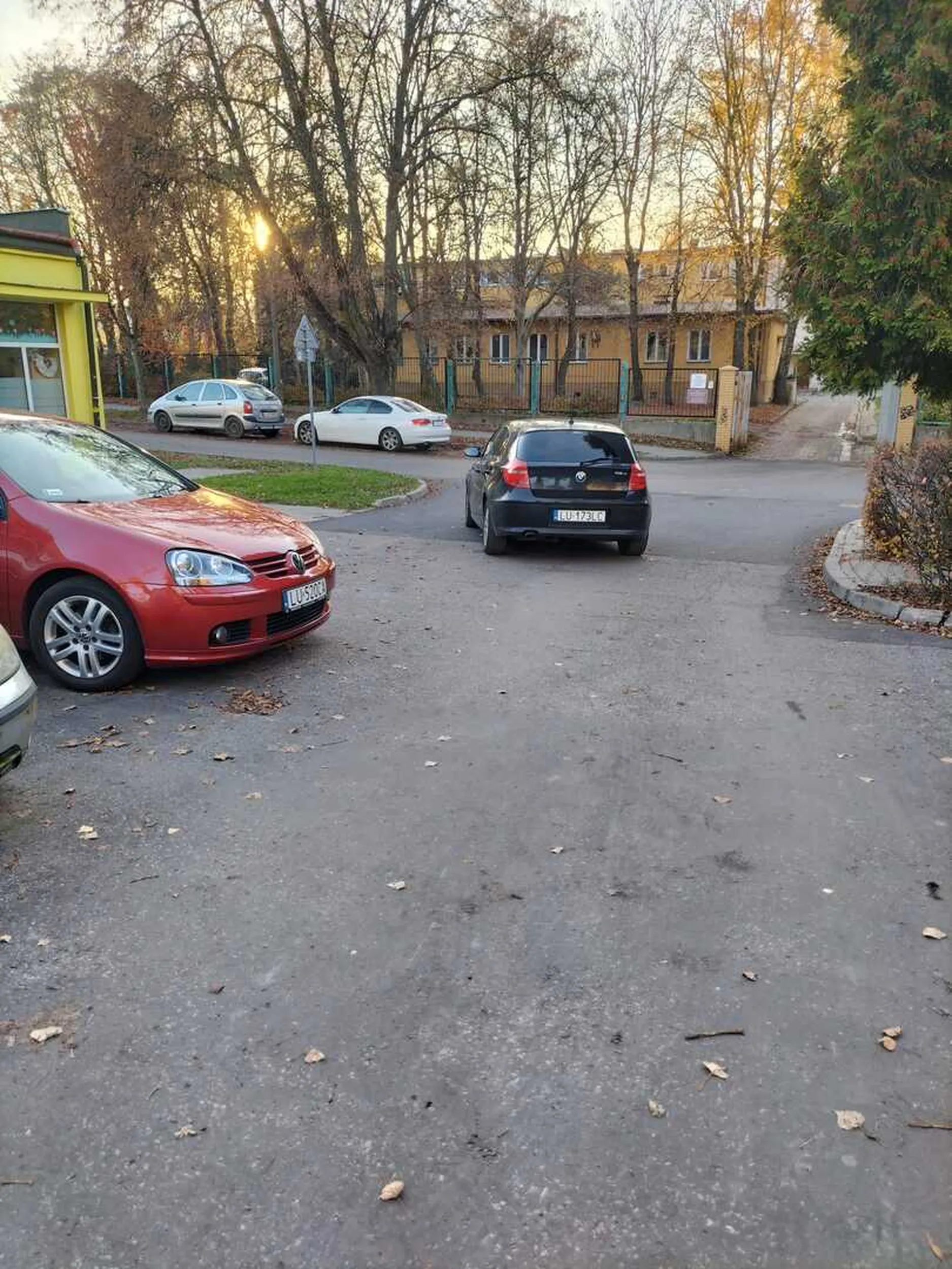 Marka pojazdu jest adekwatna do stanu umysły kierowcy. Auto zaparkowane na środku wjazdu/wyjazdu na parking...