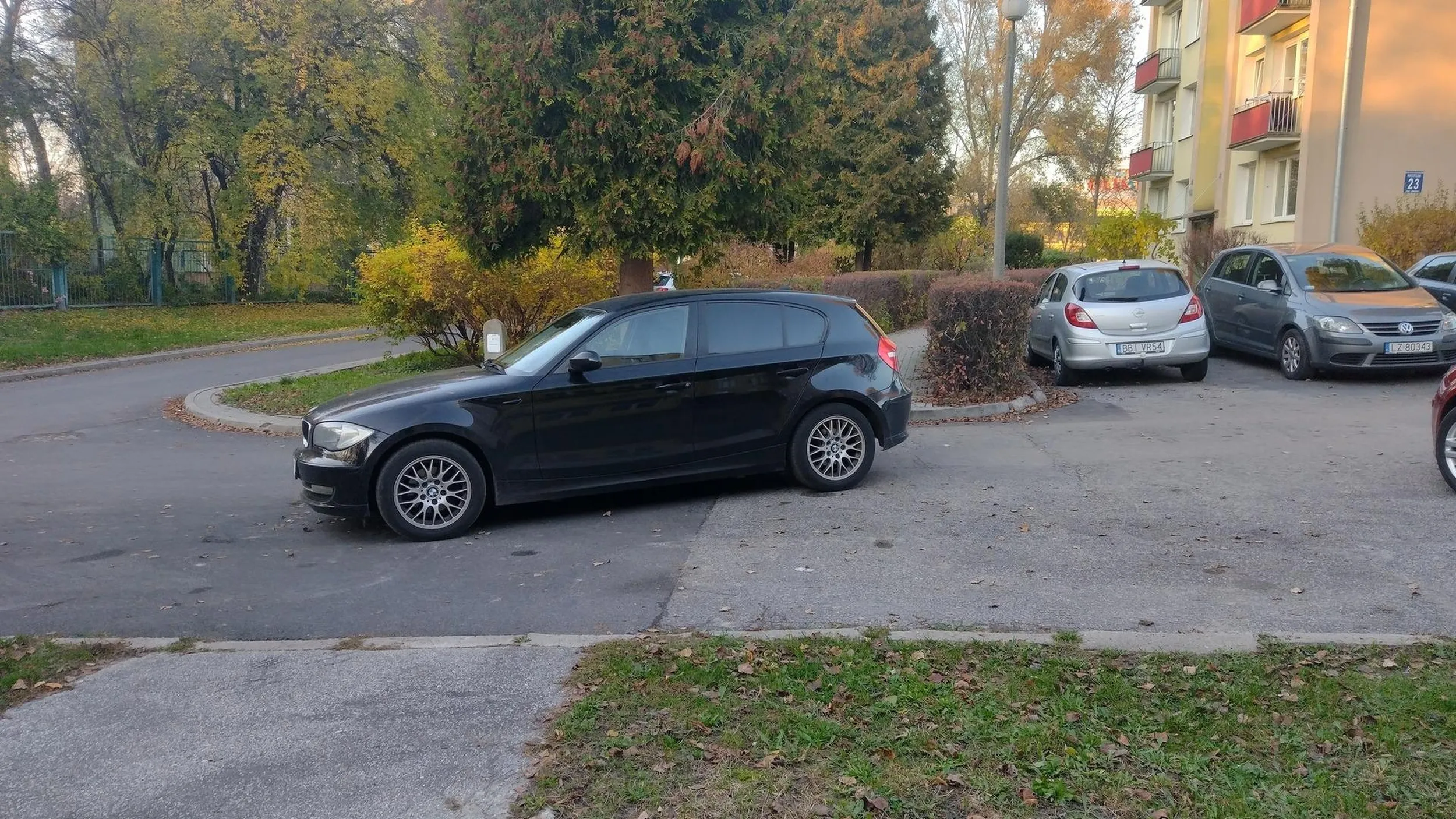 Marka pojazdu jest adekwatna do stanu umysły kierowcy. Auto zaparkowane na środku wjazdu/wyjazdu na parking...