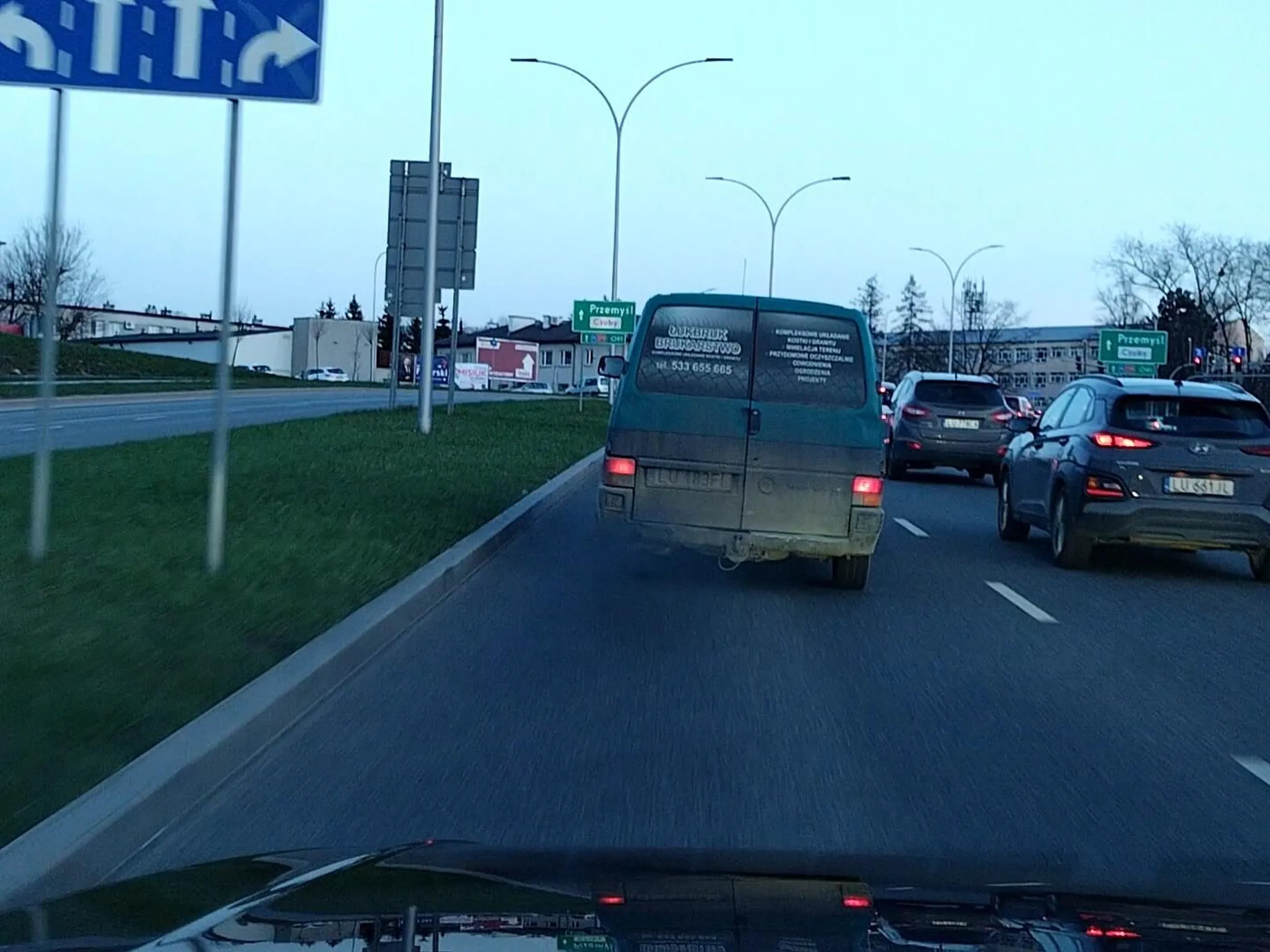 Ekologiczny zero emisyjny?tylko lewy pas, auto przeciążone zagrażające bezpieczeństwu innym.