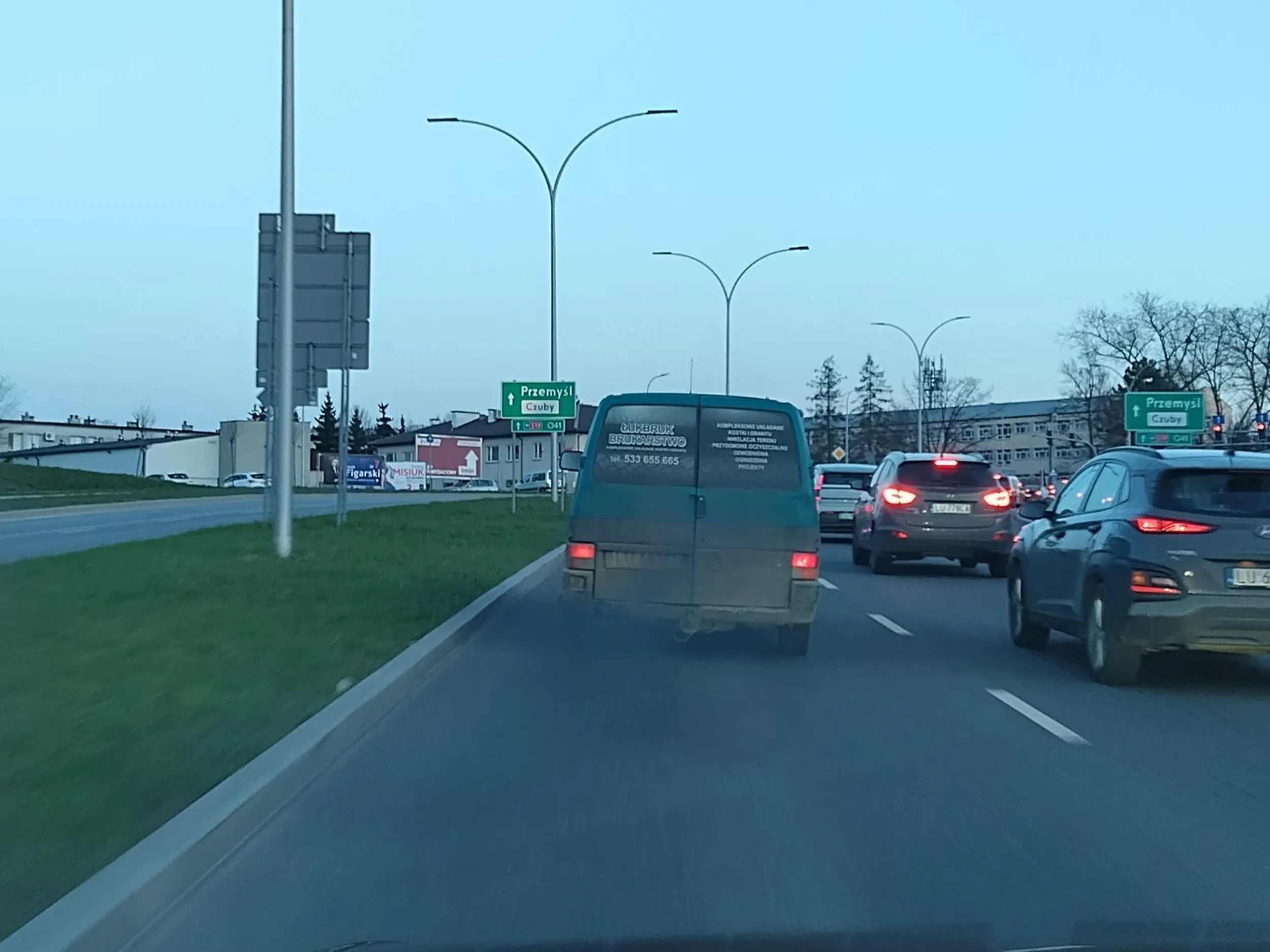 Ekologiczny zero emisyjny?tylko lewy pas, auto przeciążone zagrażające bezpieczeństwu innym.
