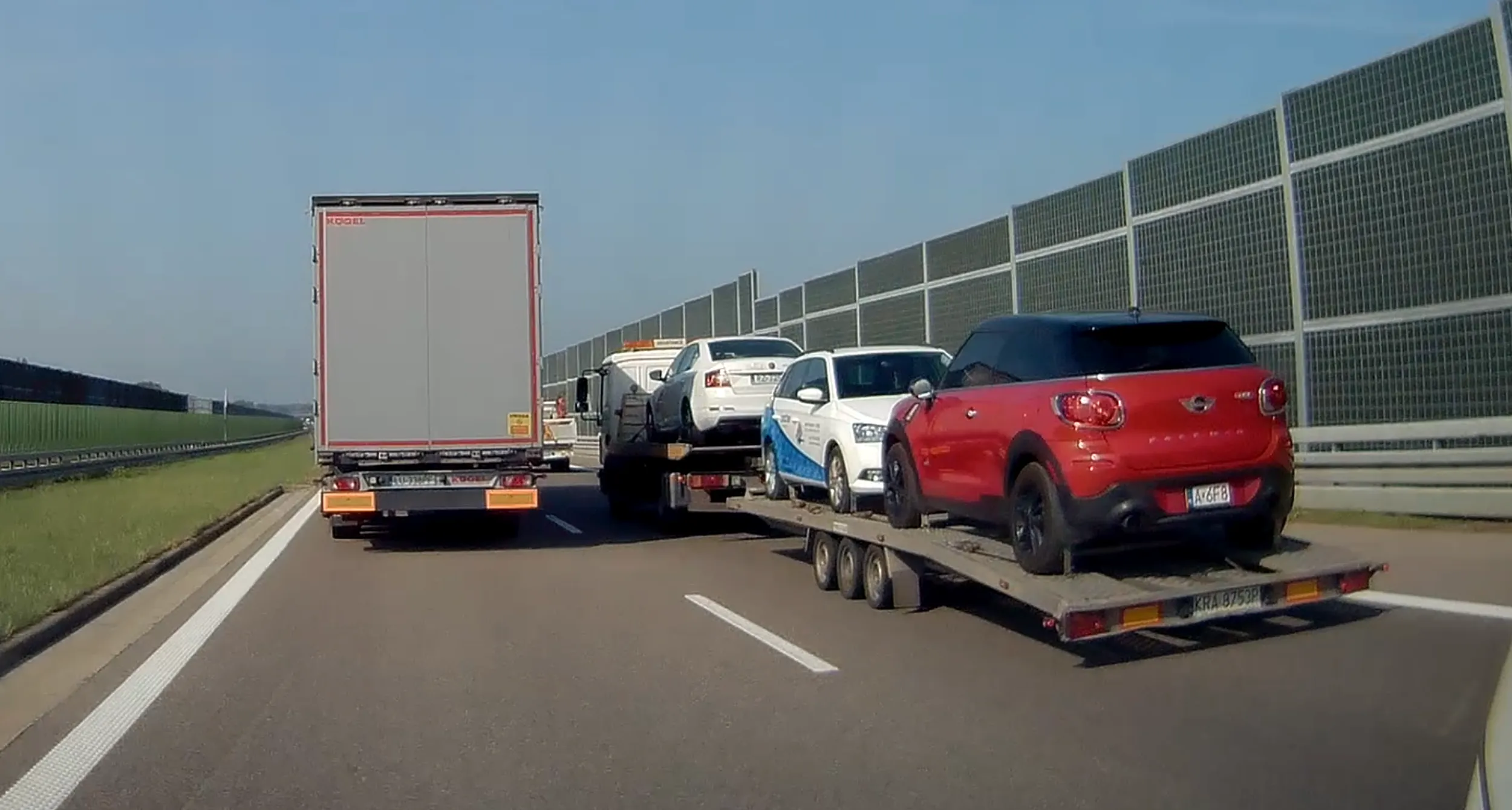 wyprzedza zestawem na Autostradzie, wymusza pierwszeństwo.