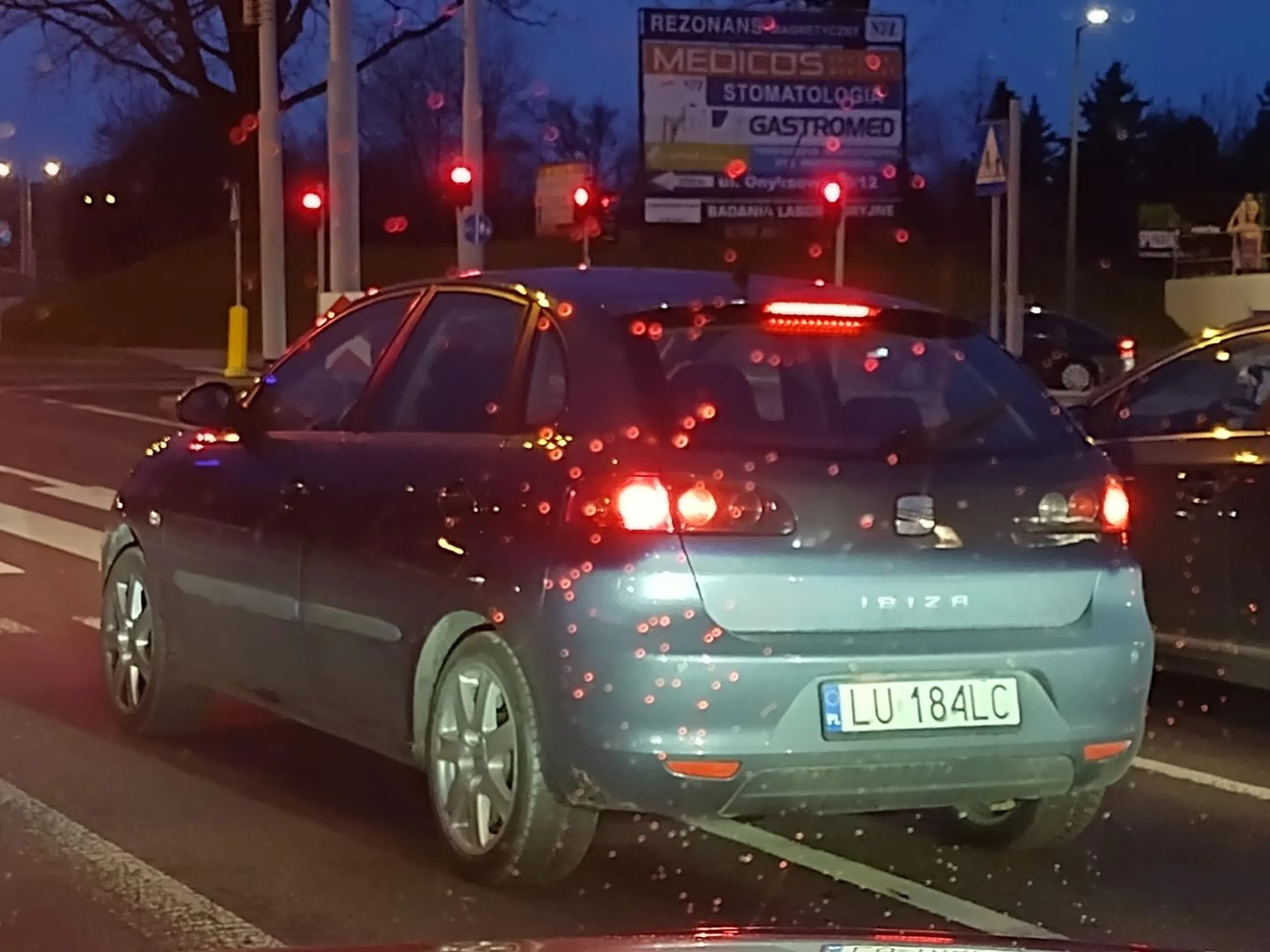 Kierowca tylko lewy pas, a potem nagle się wpycha bo on z lewego skręca w prawo!!!! Żalosna kierująca!!!!