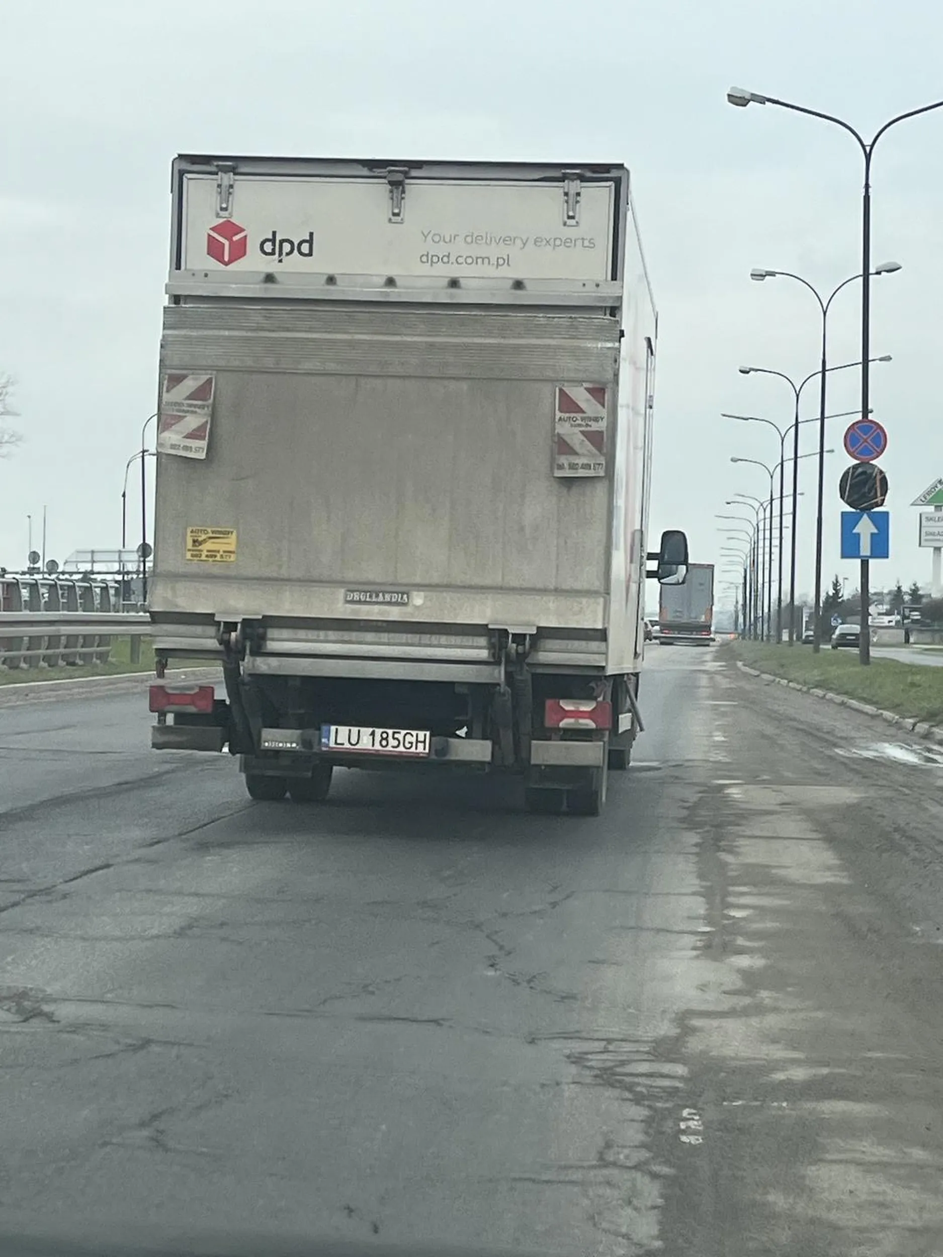 Nie pozdrawiam kuriera dpd, jak cię żona zdradza i mały nie staje to nie odreagowuj na drodze nie bloku specjalnie i nie hamuj zjazdu o trąbieniu nie mówiąc, od zawsze wiedziałem, że kurierzy to nie do końca rozwinięte istoty ale ty wykazałeś się szczególnie