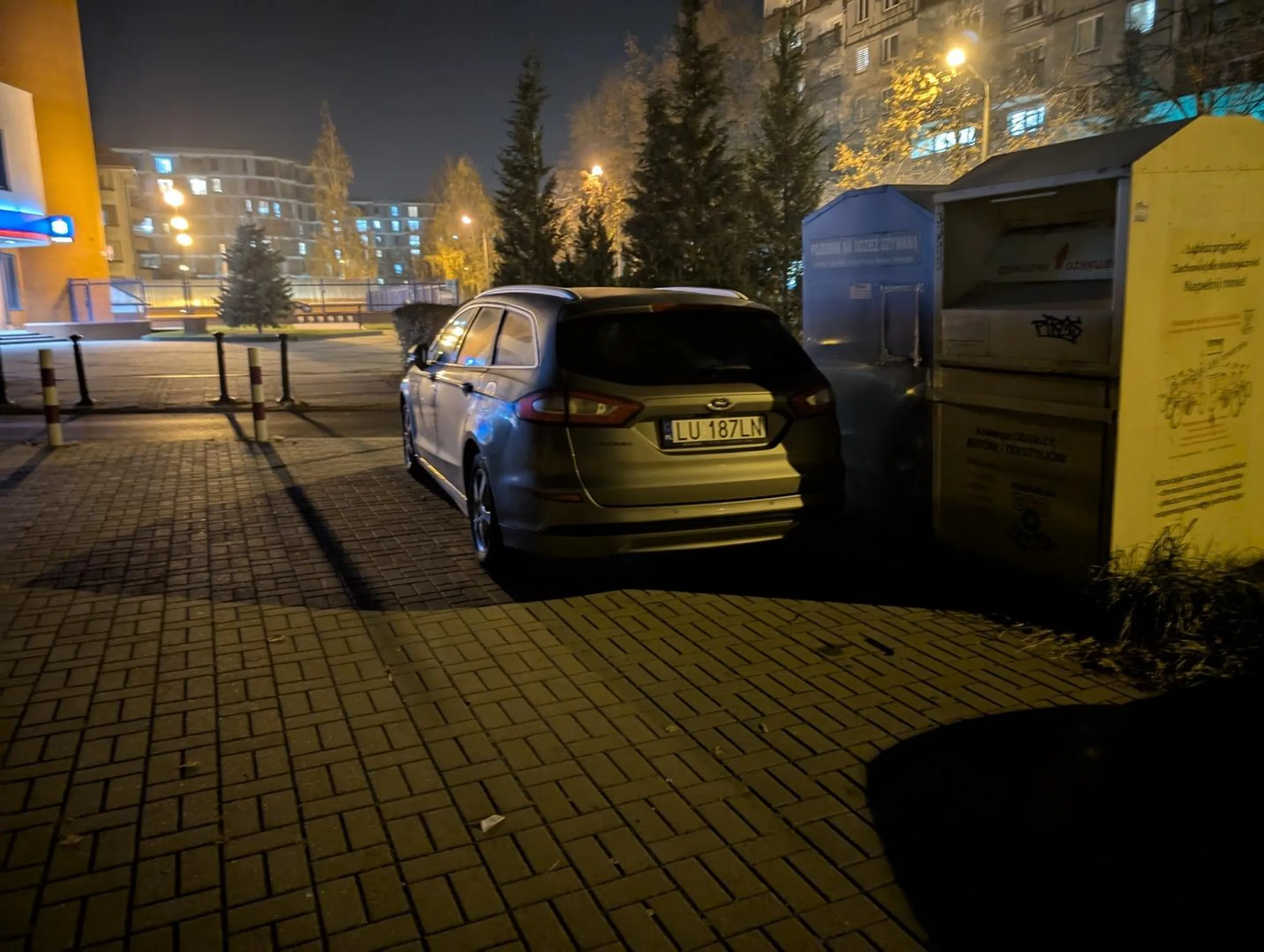 Słupki nie przeszkadzają, da się ominąć, a za zniszczony chodnik najwyżej zapłacą podatnicy