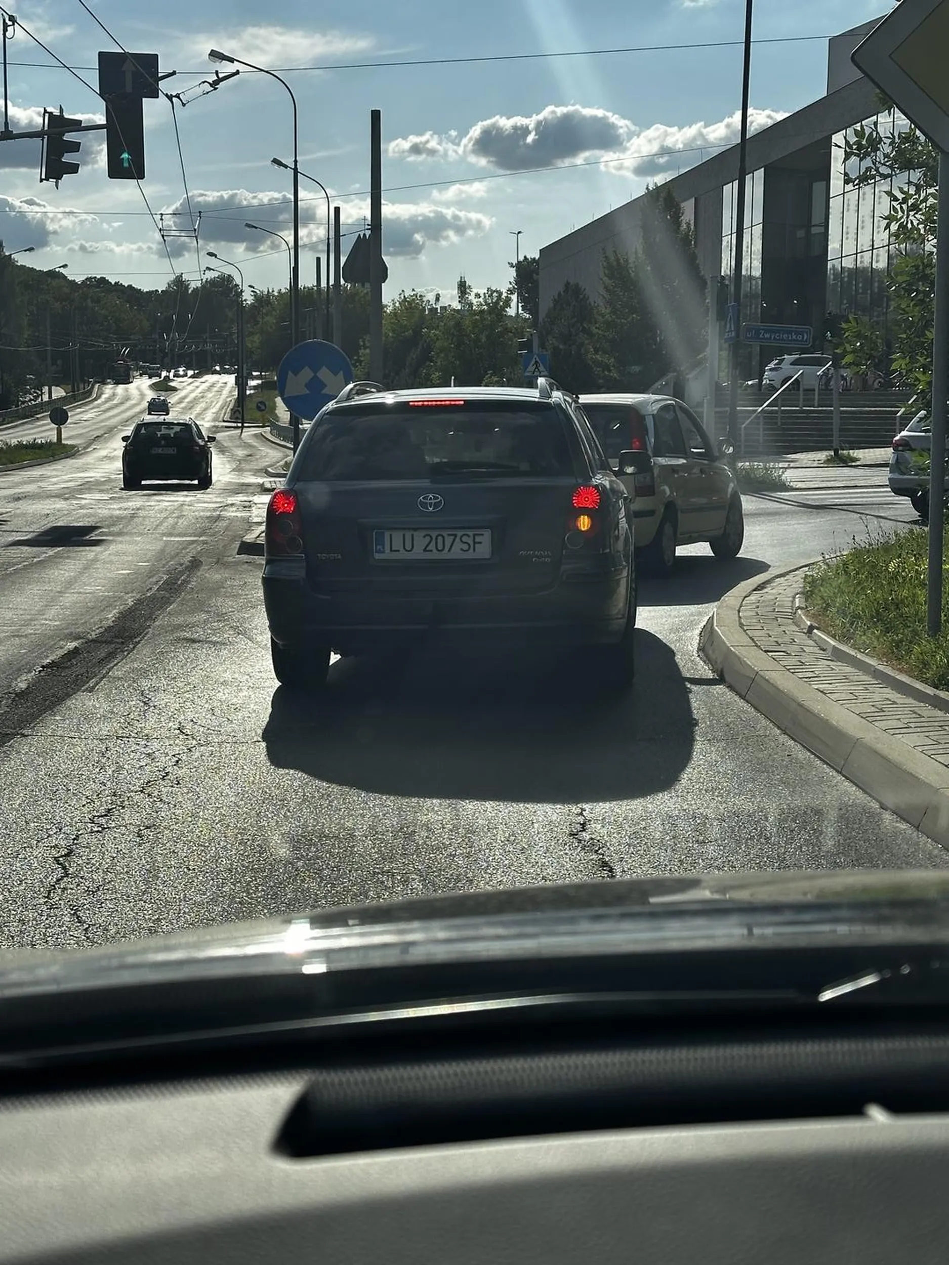 NAUCZ SIE CZŁOWIEKU UŻYWAĆ KIERUNKOWSKAZÓW PRZY ZMIANIE PASÓW. A nie jedziesz pacanie środkiem jezdni i myślisz, że jesteś sam na drodze!!!!